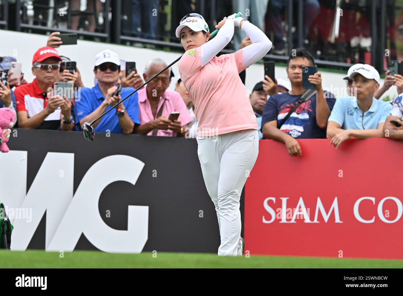 Pattaya, Thailand. Februar 2024. Moriya Jutanugarn aus Thailand in Aktion während der zweiten Runde des LPGA Honda Thailand Golfturniers. (Foto: Kittinun Rodsupan/SOPA Images/SIPA USA) Credit: SIPA USA/Alamy Live News Stockfoto