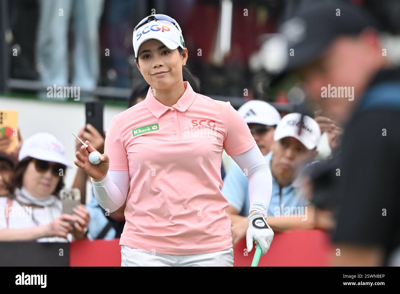 Moriya Jutanugarn aus Thailand winkt ihre Hand während des ersten Abschlags während der zweiten Runde des LPGA Honda Thailand Golfturniers. (Foto: Kittinun Rodsupan / SOPA Images/SIPA USA) Stockfoto