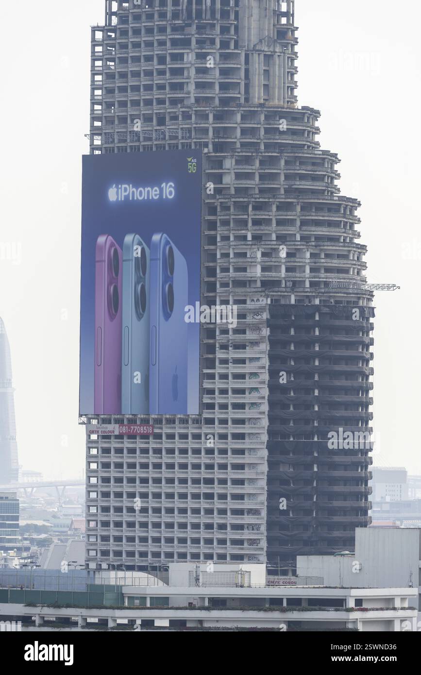 Sathorn einzigartiger Turm, Geisterturm, unvollendetes Ruinengebäude, mit iphone-Werbung, Sathon-Viertel, Bangkok, Thailand, Asien Stockfoto