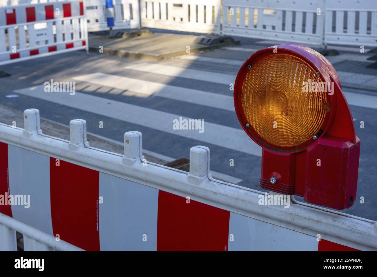 Bottrop, NRW, Deutschland, rote Warnleuchte blinkt an einer Baustellenbarriere zum Schutz eines Fußgängerübergangs, Europa Stockfoto