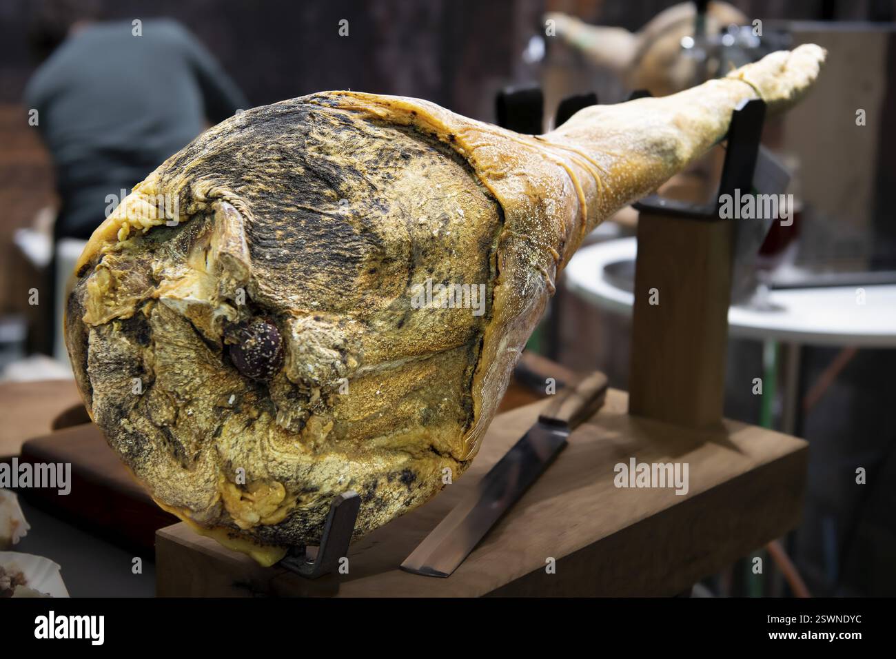 Gereifter ganzer Schinken auf dem Halter zum Schneiden, Berlin, Deutschland, Europa Stockfoto