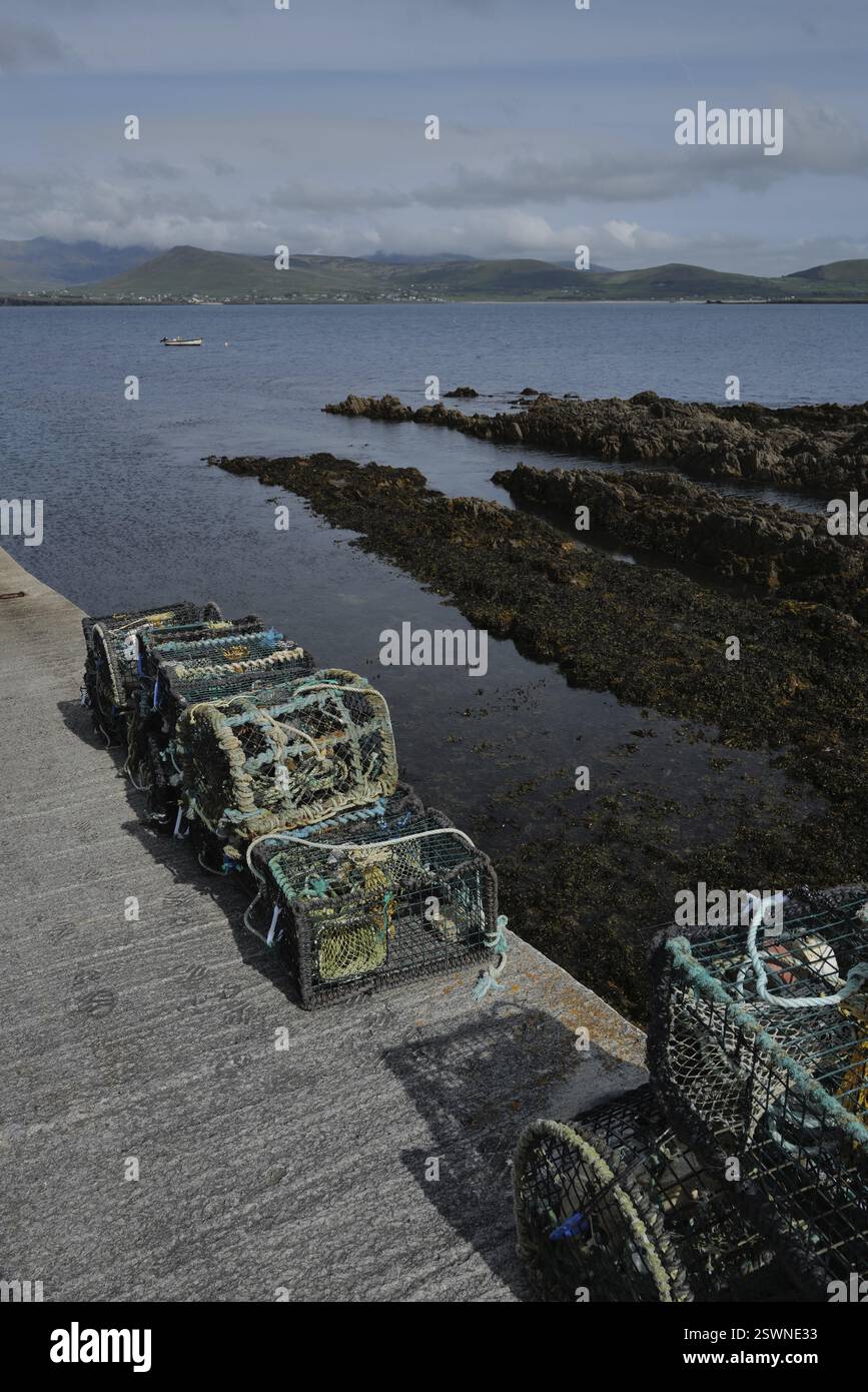 Hummerkörbe am Pier an einem angenehmen Tag über den Hafen von Smerwick in Kerry. County Kerry, Irland, Europa Stockfoto