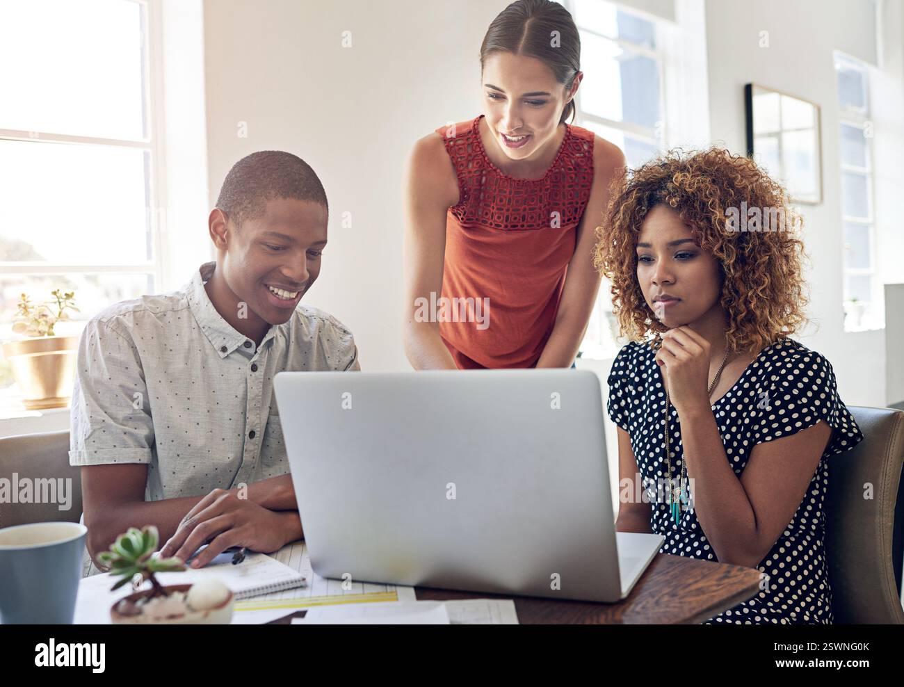 Grafikdesigner, Laptop und Personen, die sich zur Diskussion, zum Brainstorming und zur Zusammenarbeit treffen. Startup-, Lern- und Kreativstratege in Stockfoto