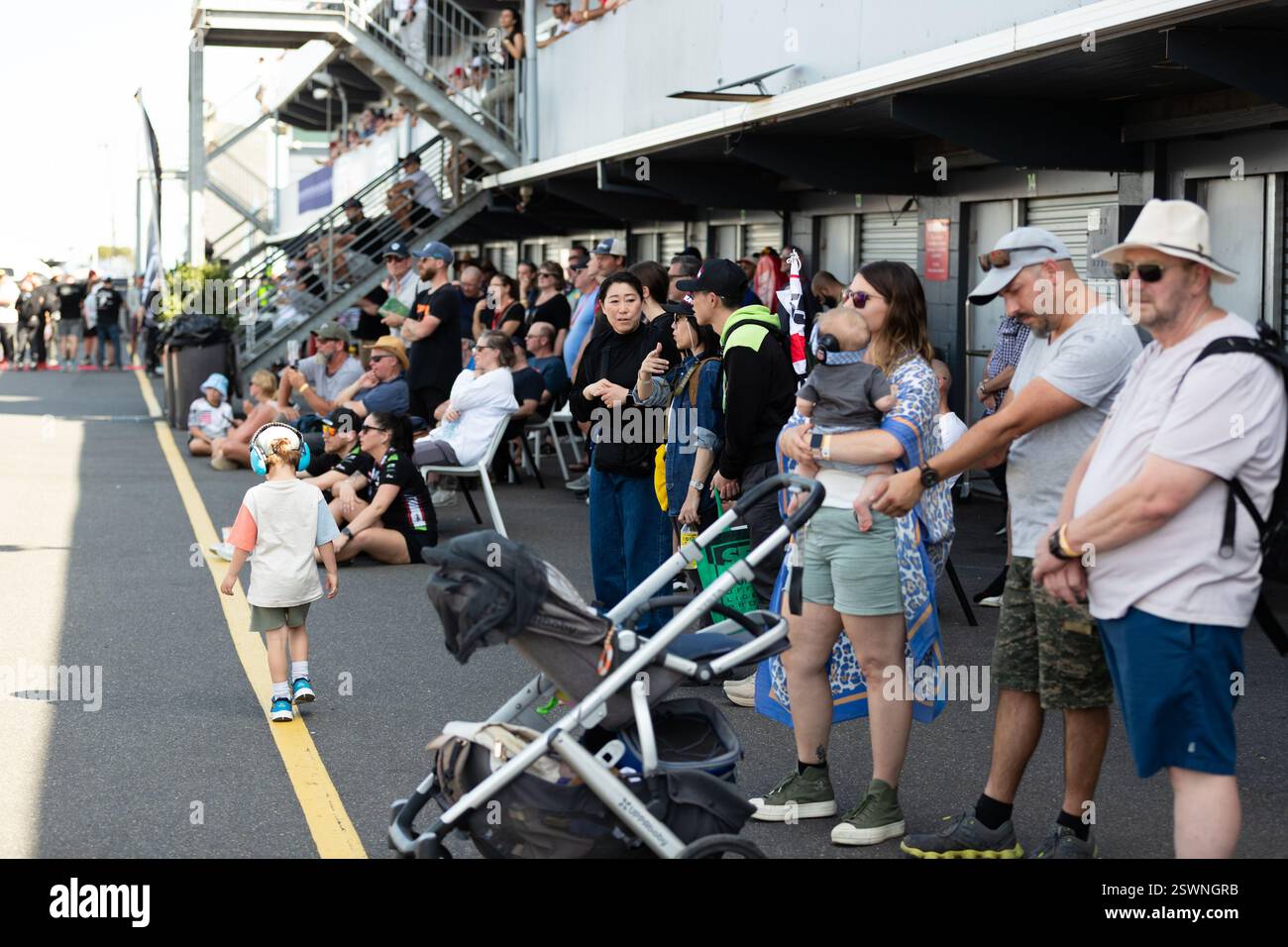 Phillip Island, Australien, 22. Februar 2025. Fans warten auf das Podium während der australischen Motul FIM Superbike-Weltmeisterschaft auf dem Phillip Island Grand Prix Circuit am 22. Februar 2025 in Phillip Island, Australien. Quelle: Dave Hewison/Speed Media/Alamy Live News Stockfoto
