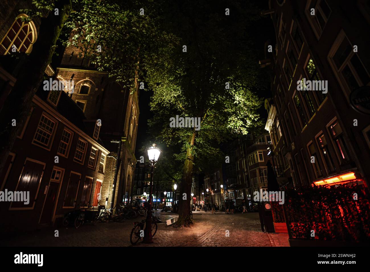 Stimmungsvolle Nachtszene in Oudekerksplein - Amsterdam, Niederlande Stockfoto