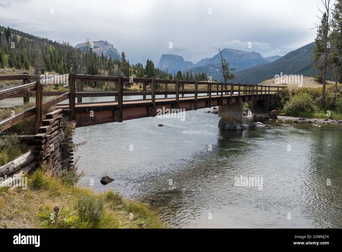 Fußgängerbrücke über den oberen Green River in Wyomings Wind River Range. Stockfoto
