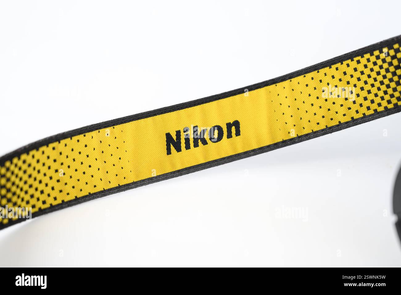 Logo der Nikon Kamera auf dem Armband – Wales, Großbritannien – 18. Februar 2025 Stockfoto