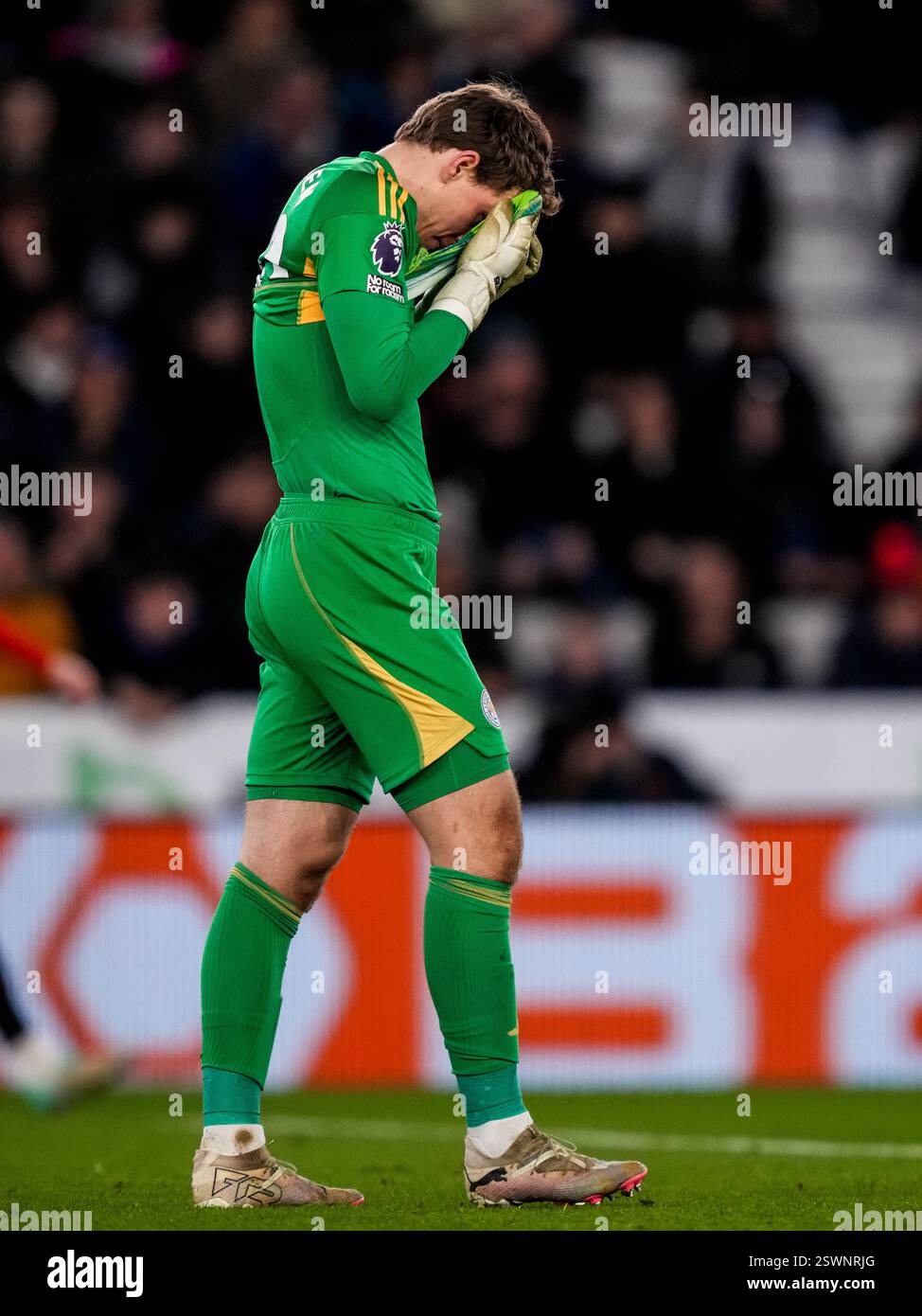 Leicester, Großbritannien. Februar 2025. LEICESTER, ENGLAND – 21. FEBRUAR: Mads Hermansen aus Leicester City sieht beim Premier League-Spiel zwischen Leicester City FC und Brentford FC im King Power Stadium am 21. Februar 2025 in Leicester, England, aus. (Foto: Rene Nijhuis/MB Media) Credit: MB Media Solutions/Alamy Live News Stockfoto
