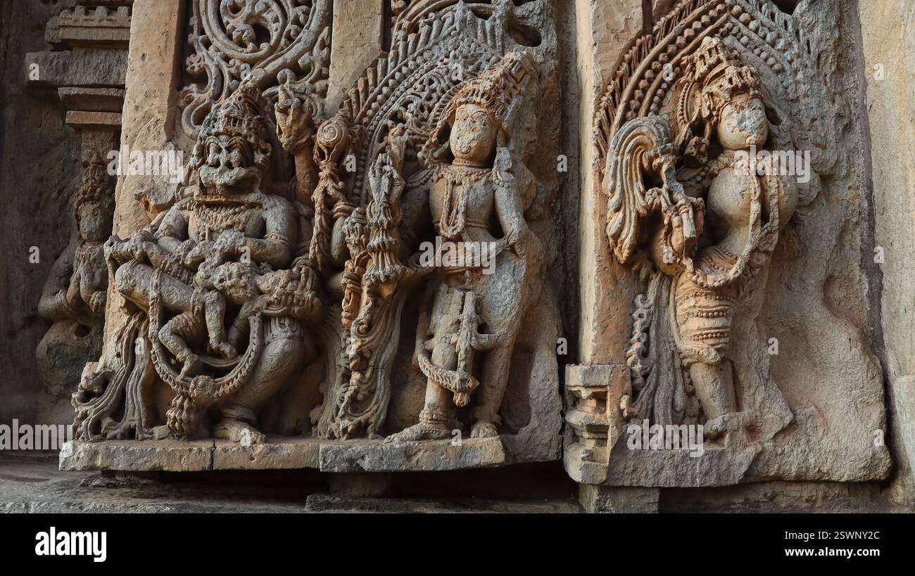 Wunderschön geschnitzte Idole der hinduistischen Gottheiten am Chinnakeshwa Tempel, Lord Shiva Tempel aus dem 12. Jahrhundert, Mosale, Hassan, Karnataka, Indien. Stockfoto
