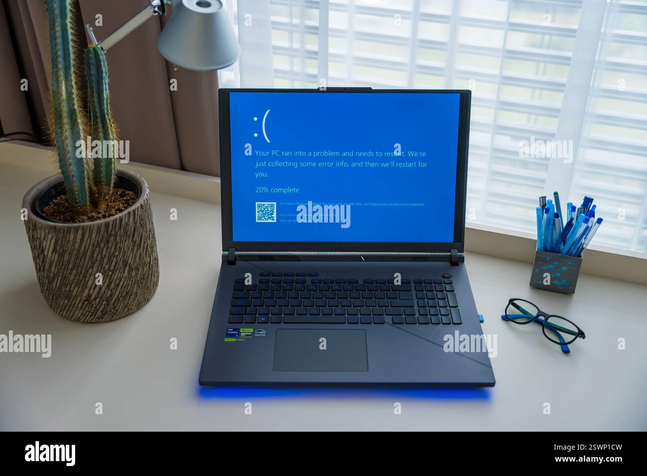 Prag, Tschechische Republik - 11. September 2024: Blauer Bildschirm des Todes auf einem Laptop im Heimbüro Stockfoto
