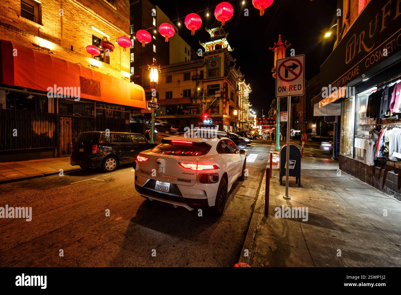 Waymo One Jaguar I-Pace Auto, Auto, Fahrzeug, ein fahrerloser, vollständig autonomer Fahrdienst in Grant Street Chinatown, San Francisco Stockfoto