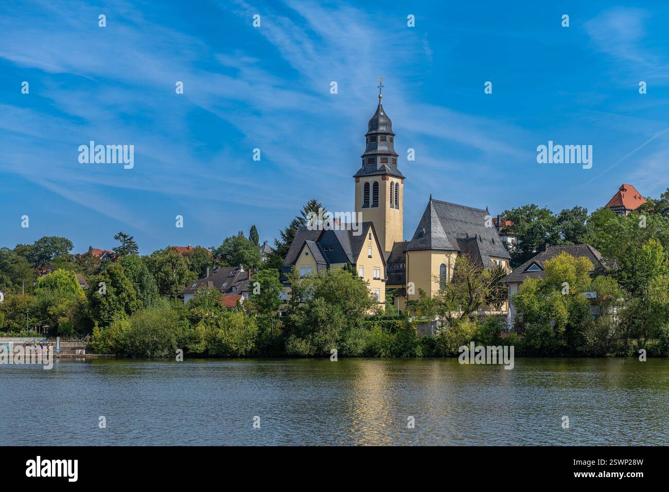 Das Mainufer und die Heilige Herzkirche Kelsterbach am Main, Hessen, Deutschland Stockfoto