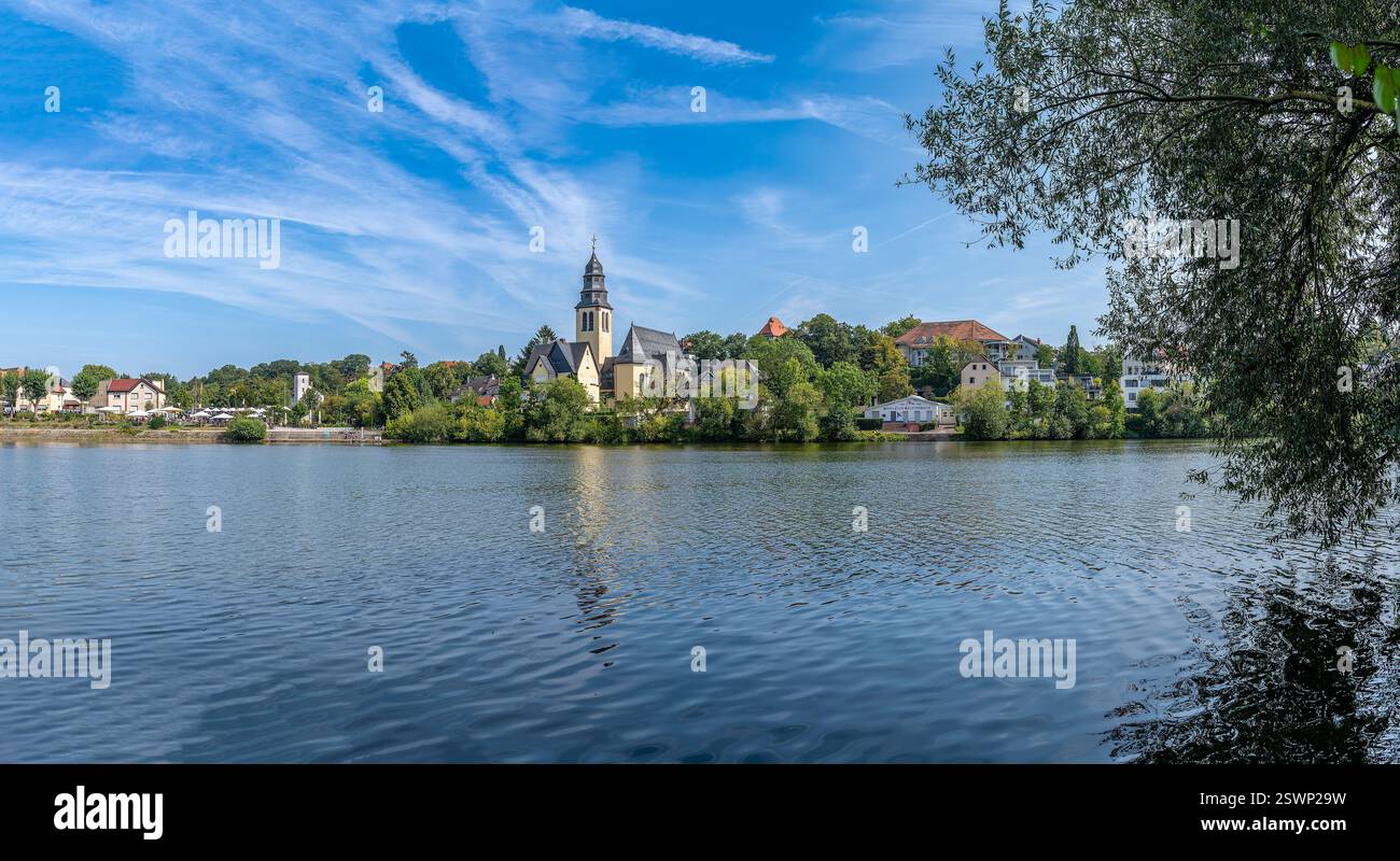 Das Mainufer und die Heilige Herzkirche Kelsterbach am Main, Hessen, Deutschland Stockfoto