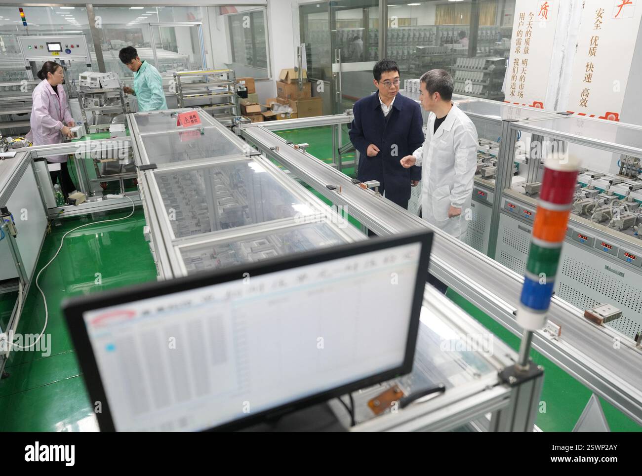 (250222) -- WENZHOU, 22. Februar 2025 (Xinhua) -- Hu Dongfang (2. R) kommuniziert am 18. Februar 2025 mit dem für die Produktion zuständigen Mitarbeiter über den Betriebsstatus der automatischen Dosieranlage in Zhejiang Risesun Science and Technology Co., Ltd. In Wenzhou, ostchinesischer Provinz Zhejiang. HU Dongfang, Abgeordneter des Nationalen Volkskongresses (NPC), ist stellvertretender Chefingenieur von Zhejiang Risesun Science and Technology Co., Ltd. In Wenzhou City. Er konzentriert sich auf die Forschung und Entwicklung von intelligenten Zählern und Ladepfählen und hat 24 autorisierte Erfindungsdaten erhalten Stockfoto