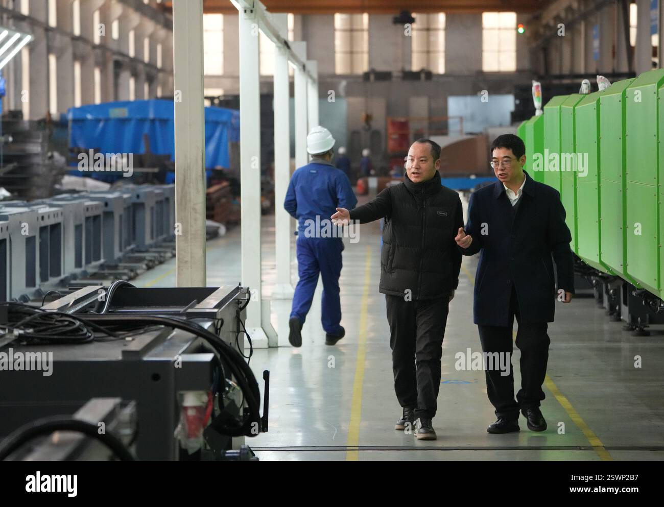 (250222) -- WENZHOU, 22. Februar 2025 (Xinhua) -- der für die Produktion zuständige Mitarbeiter stellt Hu Dongfang (R) am 18. Februar 2025 in einem spezialisierten und innovativen Unternehmen in Wenzhou, der ostchinesischen Provinz Zhejiang, die unabhängige Innovation des Unternehmens vor. HU Dongfang, Abgeordneter des Nationalen Volkskongresses (NPC), ist stellvertretender Chefingenieur von Zhejiang Risesun Science and Technology Co., Ltd. In Wenzhou City. Er konzentriert sich auf die Forschung und Entwicklung von intelligenten Zählern und Ladepfählen und hat 24 zugelassene Erfindungspatente erhalten. Von einem normalen Arbeiter zu einem Stockfoto