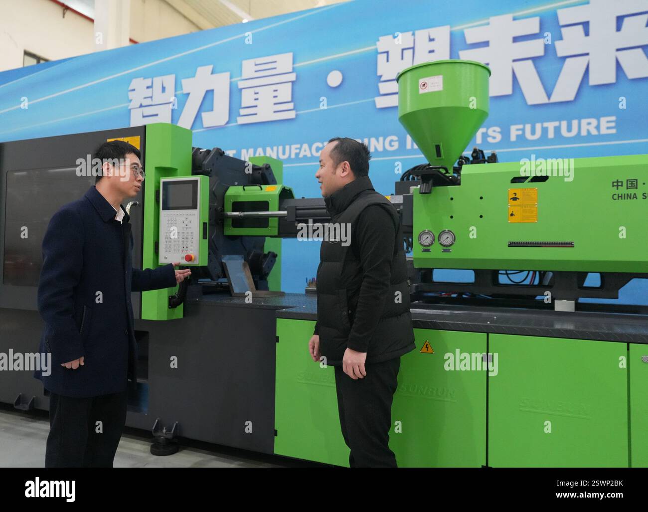 (250222) -- WENZHOU, 22. Februar 2025 (Xinhua) -- der für die Produktion zuständige Mitarbeiter stellt Hu Dongfang (L) am 18. Februar 2025 in einem spezialisierten und innovativen Unternehmen in Wenzhou, der ostchinesischen Provinz Zhejiang, die unabhängige Innovation des Unternehmens vor. HU Dongfang, Abgeordneter des Nationalen Volkskongresses (NPC), ist stellvertretender Chefingenieur von Zhejiang Risesun Science and Technology Co., Ltd. In Wenzhou City. Er konzentriert sich auf die Forschung und Entwicklung von intelligenten Zählern und Ladepfählen und hat 24 zugelassene Erfindungspatente erhalten. Von einem normalen Arbeiter zu einem Stockfoto