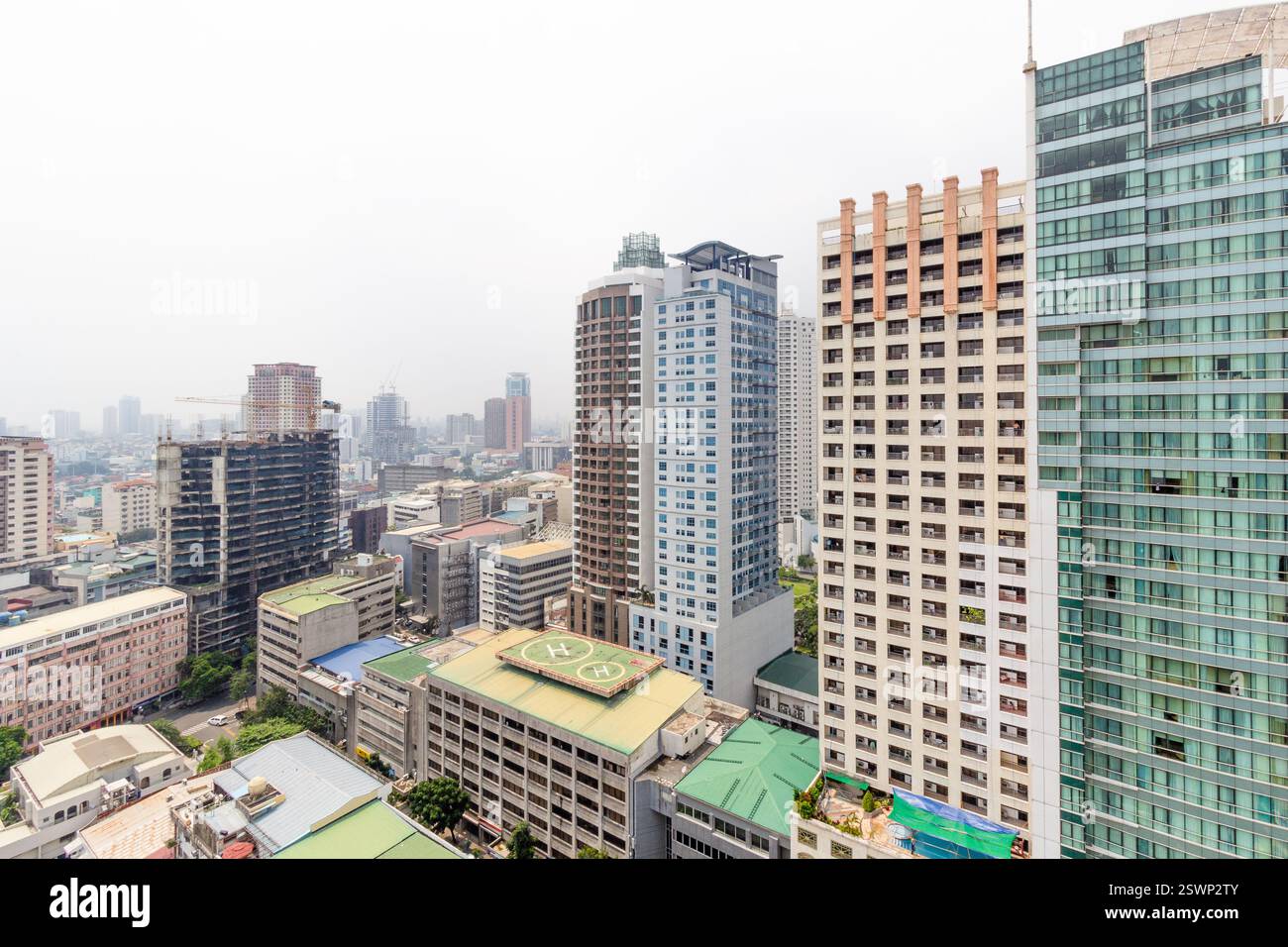 Stadtblick auf Makati City, Philippinen, mit hohen modernen Gebäuden und einer dichten Stadtlandschaft Stockfoto