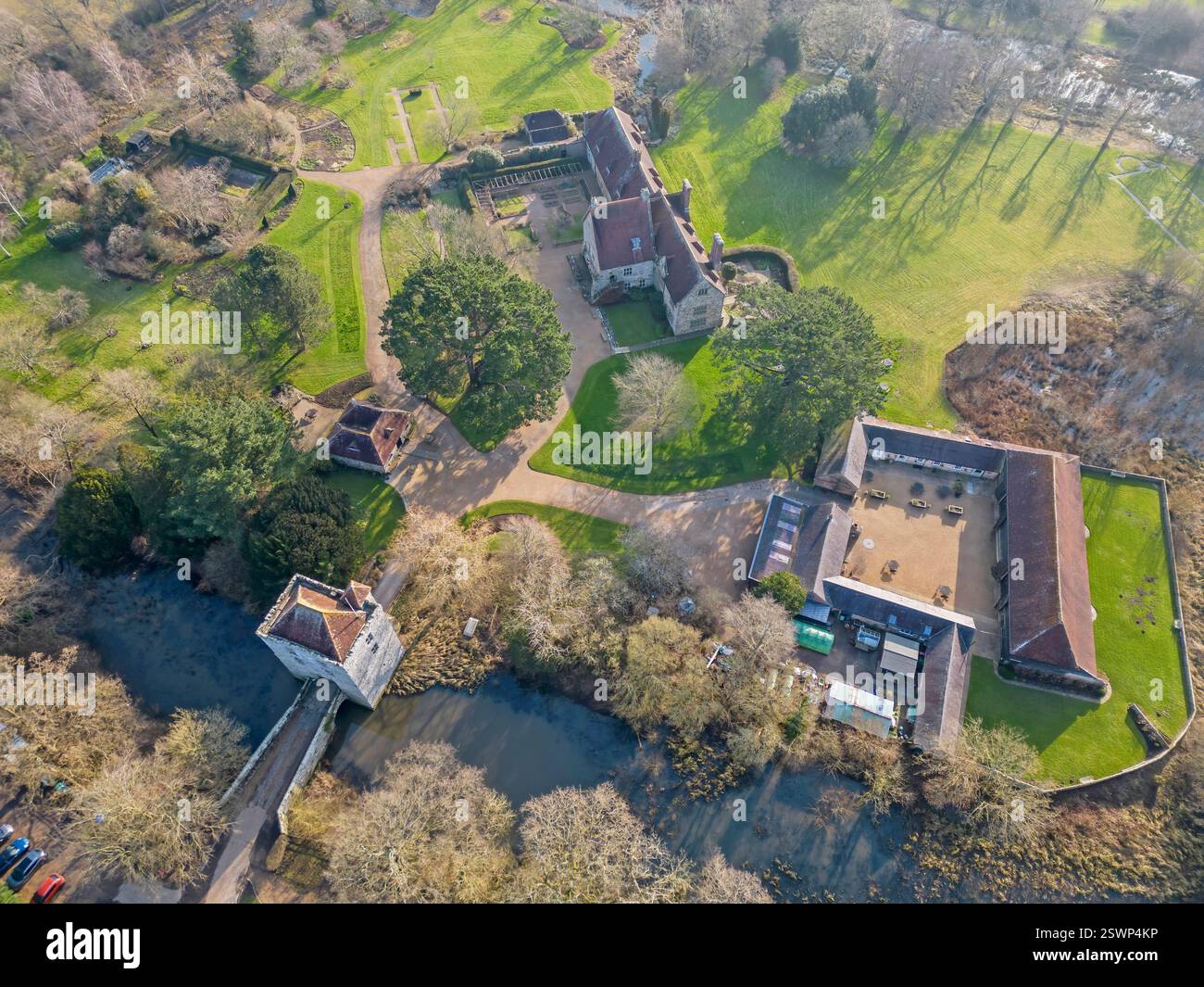 Luftaufnahme der Michelham-Priory im oberen Dicker in Ost-sussex. Ein ehemaliges augustiner-Kloster mit Wassergraben und beliebter Veranstaltungsort für Hochzeiten Stockfoto