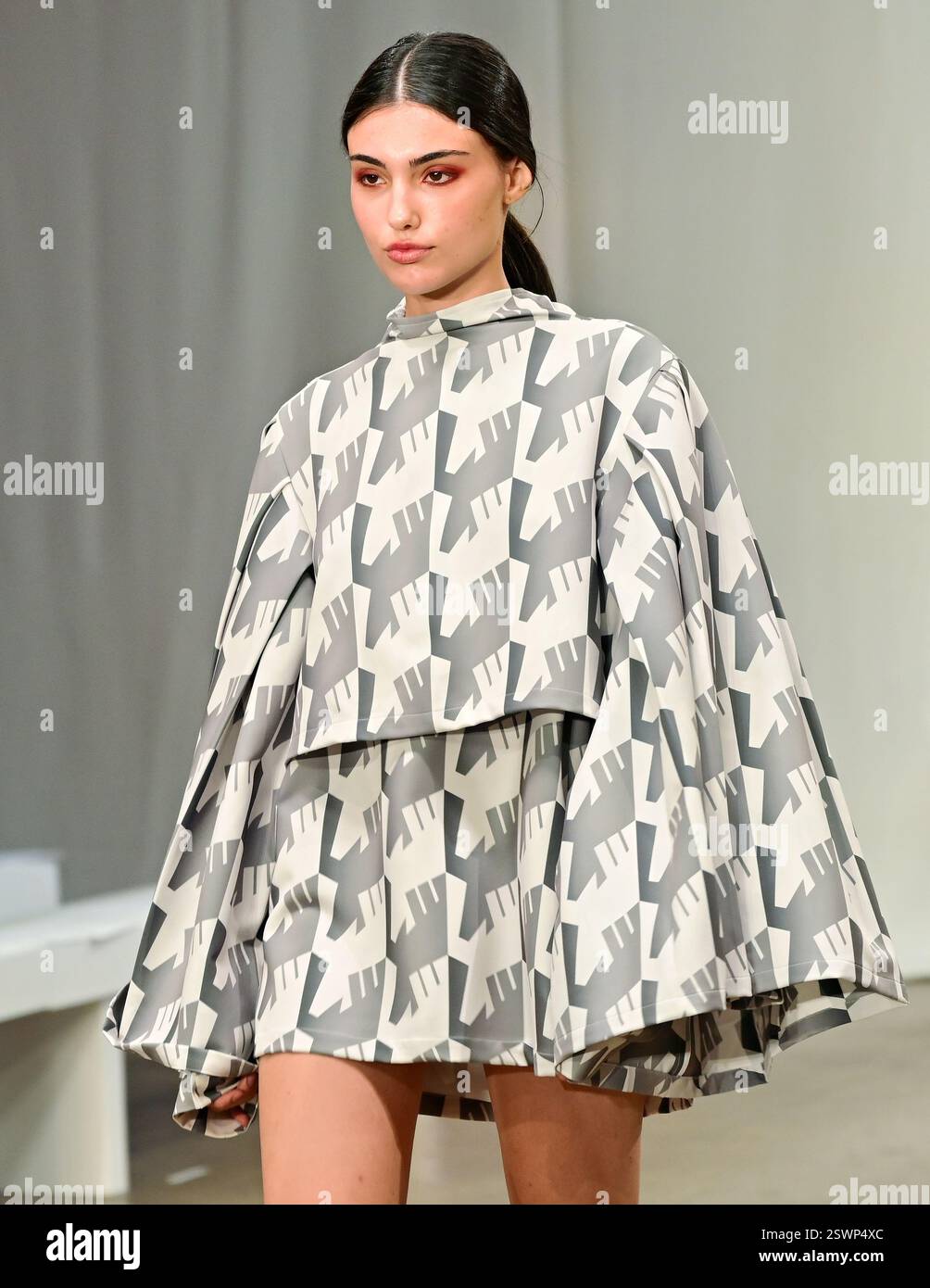 LONDON, GROSSBRITANNIEN. Februar 2025. Cagla Sikel ist eine türkische Schauspielerin bei Infdark Disigner aus Taiwan, die ab 2011 Showcases bei Fashion Scout LFW 2025 - LFW AW25 in den Protein Studios in London, England begann. (Foto von 李世惠/siehe Li/Picture Capital) Credit: Siehe Li/Picture Capital/Alamy Live News Stockfoto