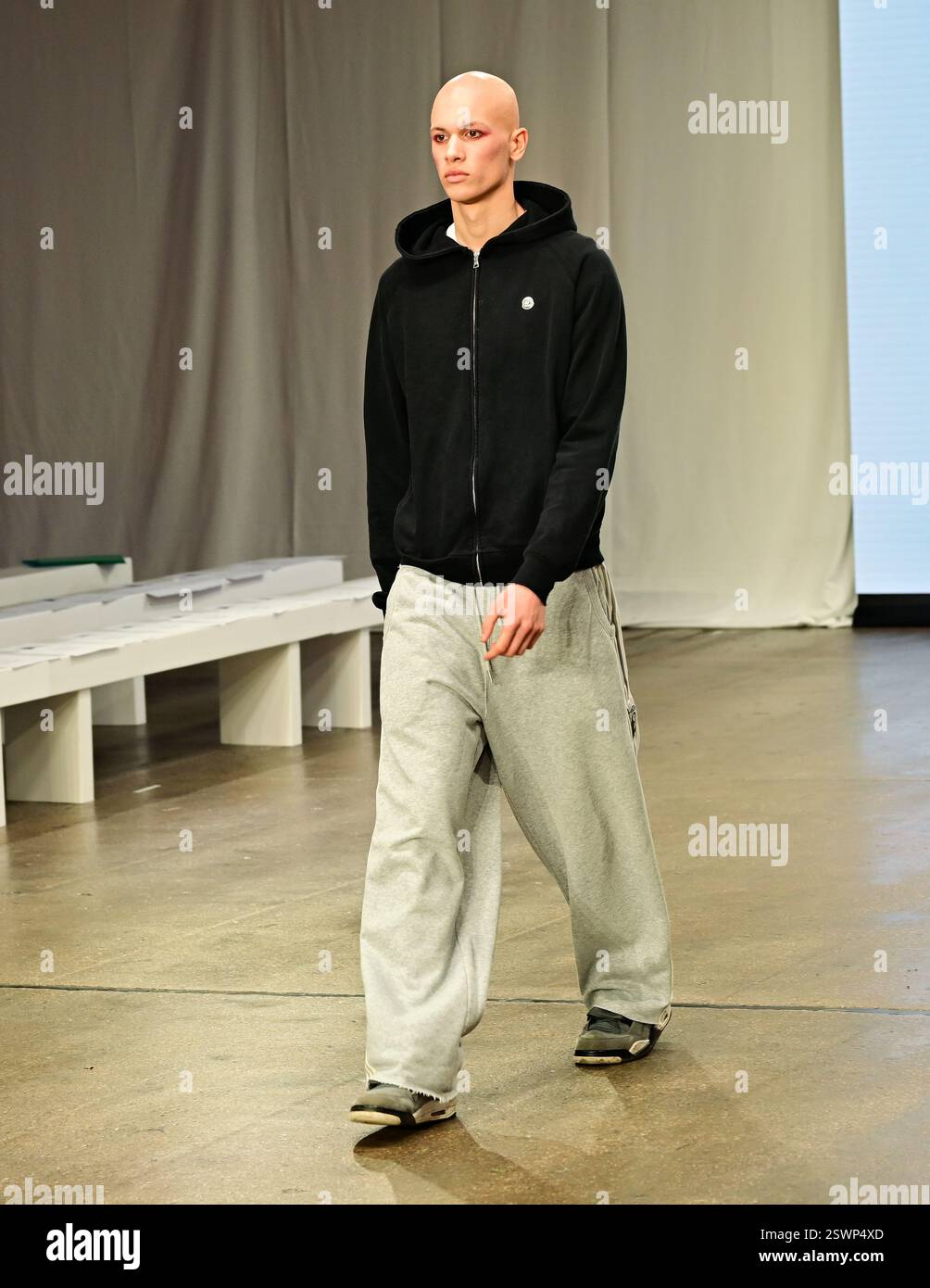 LONDON, GROSSBRITANNIEN. Februar 2025. Cagla Sikel ist eine türkische Schauspielerin bei Infdark Disigner aus Taiwan, die ab 2011 Showcases bei Fashion Scout LFW 2025 - LFW AW25 in den Protein Studios in London, England begann. (Foto von 李世惠/siehe Li/Picture Capital) Credit: Siehe Li/Picture Capital/Alamy Live News Stockfoto