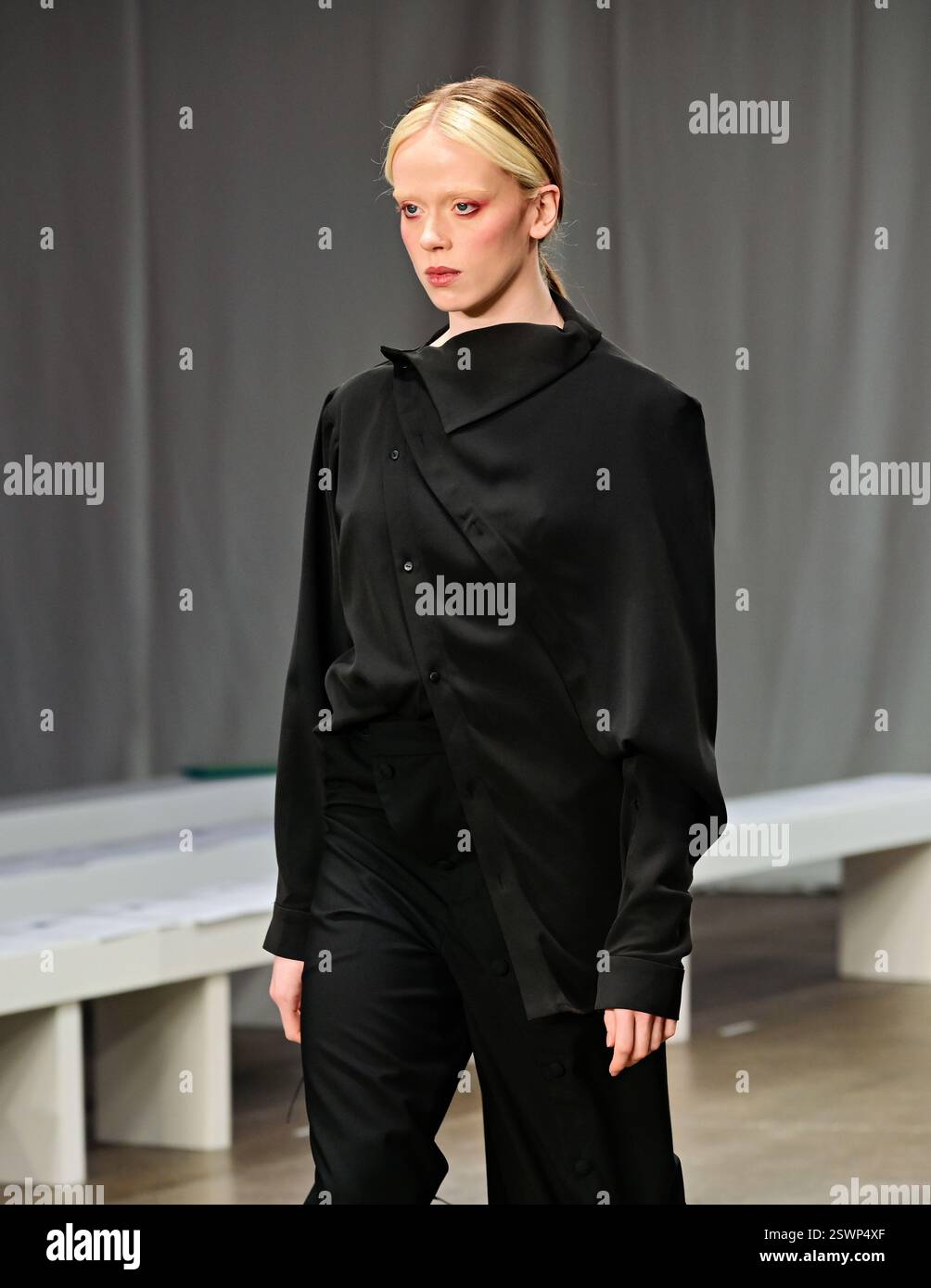 LONDON, GROSSBRITANNIEN. Februar 2025. Cagla Sikel ist eine türkische Schauspielerin bei Infdark Disigner aus Taiwan, die ab 2011 Showcases bei Fashion Scout LFW 2025 - LFW AW25 in den Protein Studios in London, England begann. (Foto von 李世惠/siehe Li/Picture Capital) Credit: Siehe Li/Picture Capital/Alamy Live News Stockfoto