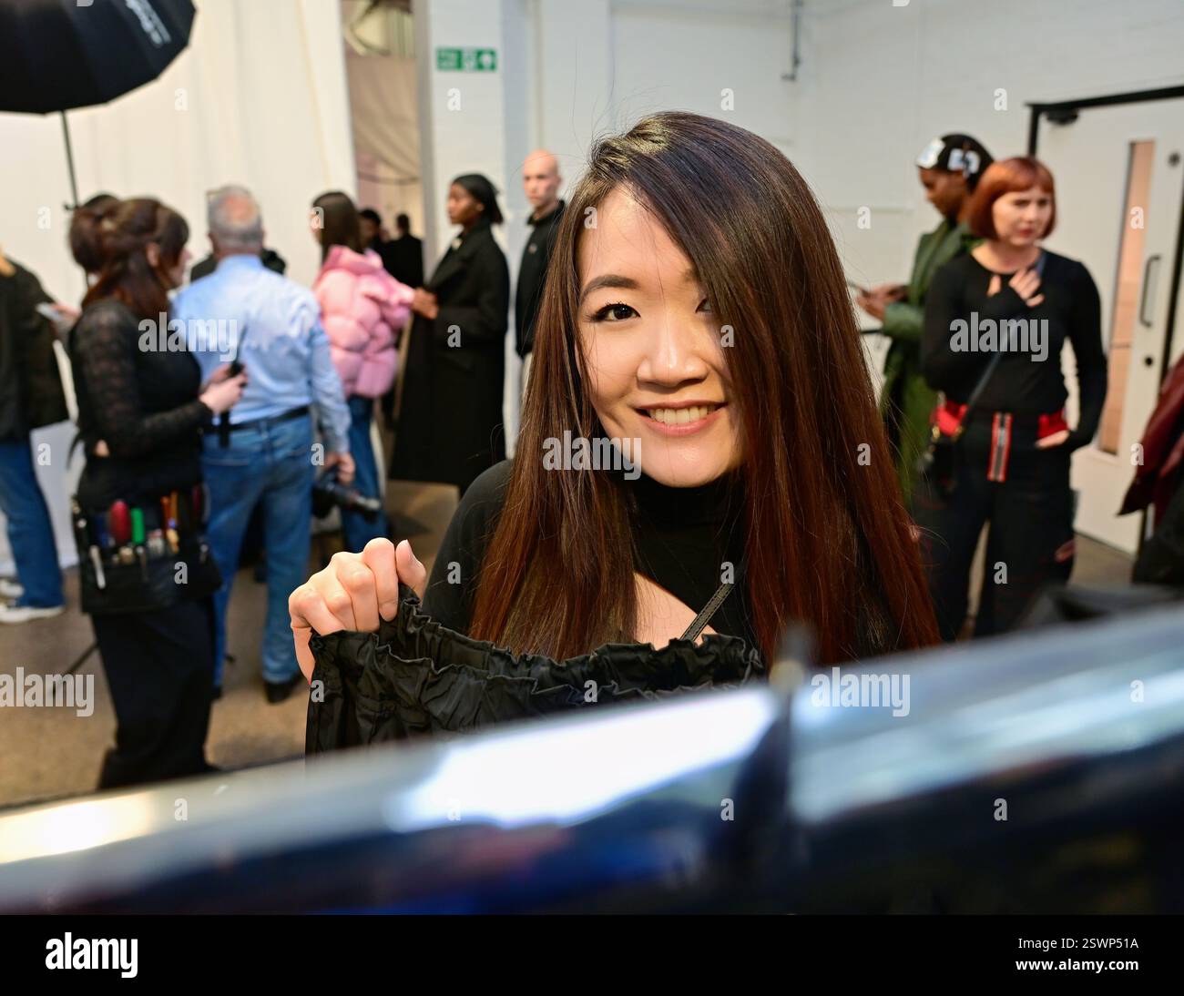 LONDON, GROSSBRITANNIEN. Februar 2025. Cagla Sikel ist eine türkische Schauspielerin bei Infdark Disigner aus Taiwan, die ab 2011 Showcases bei Fashion Scout LFW 2025 - LFW AW25 in den Protein Studios in London, England begann. (Foto von 李世惠/siehe Li/Picture Capital) Credit: Siehe Li/Picture Capital/Alamy Live News Stockfoto