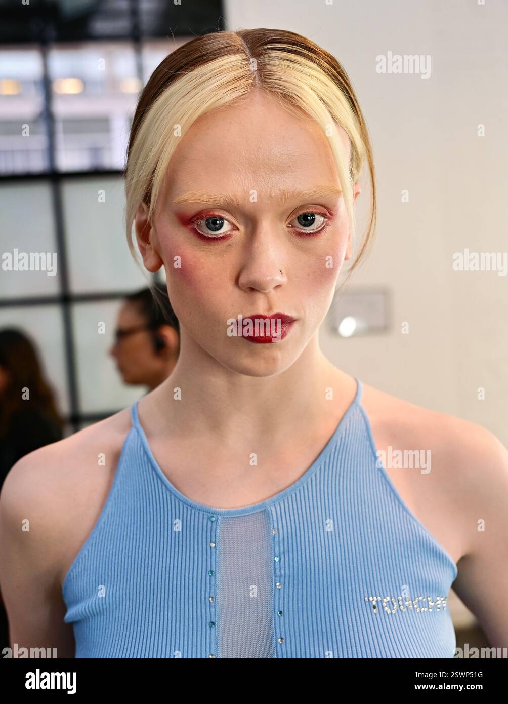 LONDON, GROSSBRITANNIEN. Februar 2025. Cagla Sikel ist eine türkische Schauspielerin bei Infdark Disigner aus Taiwan, die ab 2011 Showcases bei Fashion Scout LFW 2025 - LFW AW25 in den Protein Studios in London, England begann. (Foto von 李世惠/siehe Li/Picture Capital) Credit: Siehe Li/Picture Capital/Alamy Live News Stockfoto