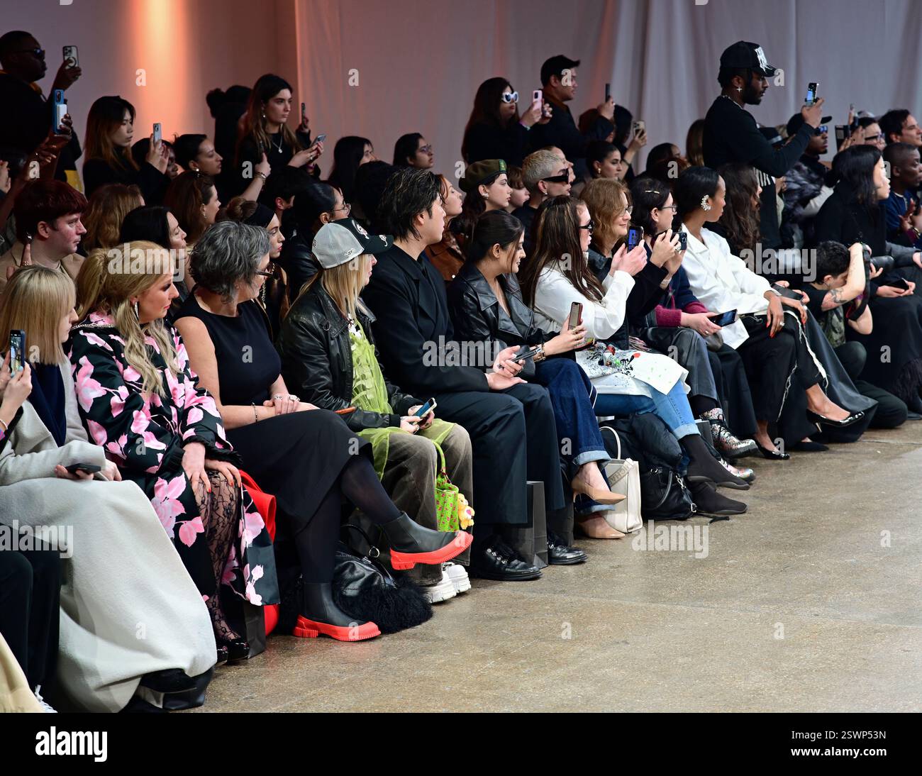 LONDON, GROSSBRITANNIEN. Februar 2025. Backstage bei Infdark Disigner aus Taiwan begann ab 2011 Showcases auf der Fashion Scout LFW 2025 - LFW AW25 in den Protein Studios in London, England. (Foto von 李世惠/siehe Li/Picture Capital) Credit: Siehe Li/Picture Capital/Alamy Live News Stockfoto