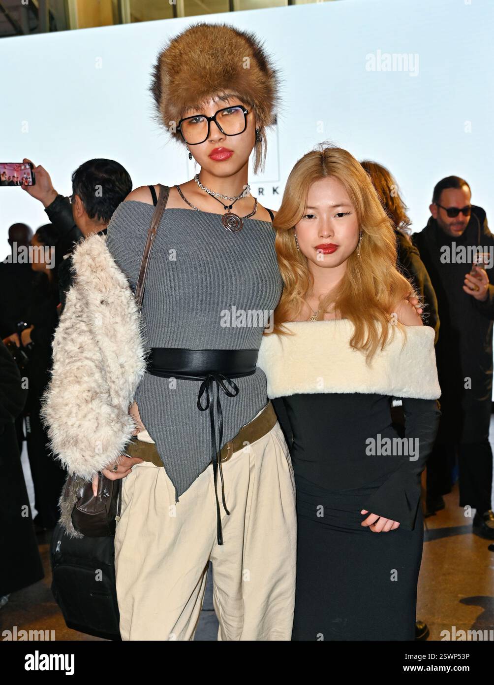 LONDON, GROSSBRITANNIEN. Februar 2025. Backstage bei Infdark Disigner aus Taiwan begann ab 2011 Showcases auf der Fashion Scout LFW 2025 - LFW AW25 in den Protein Studios in London, England. (Foto von 李世惠/siehe Li/Picture Capital) Credit: Siehe Li/Picture Capital/Alamy Live News Stockfoto