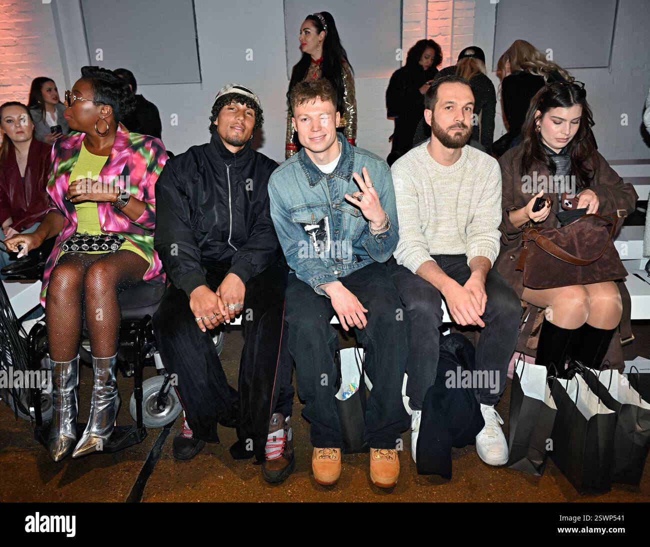 LONDON, GROSSBRITANNIEN. Februar 2025. Backstage bei Infdark Disigner aus Taiwan begann ab 2011 Showcases auf der Fashion Scout LFW 2025 - LFW AW25 in den Protein Studios in London, England. (Foto von 李世惠/siehe Li/Picture Capital) Credit: Siehe Li/Picture Capital/Alamy Live News Stockfoto