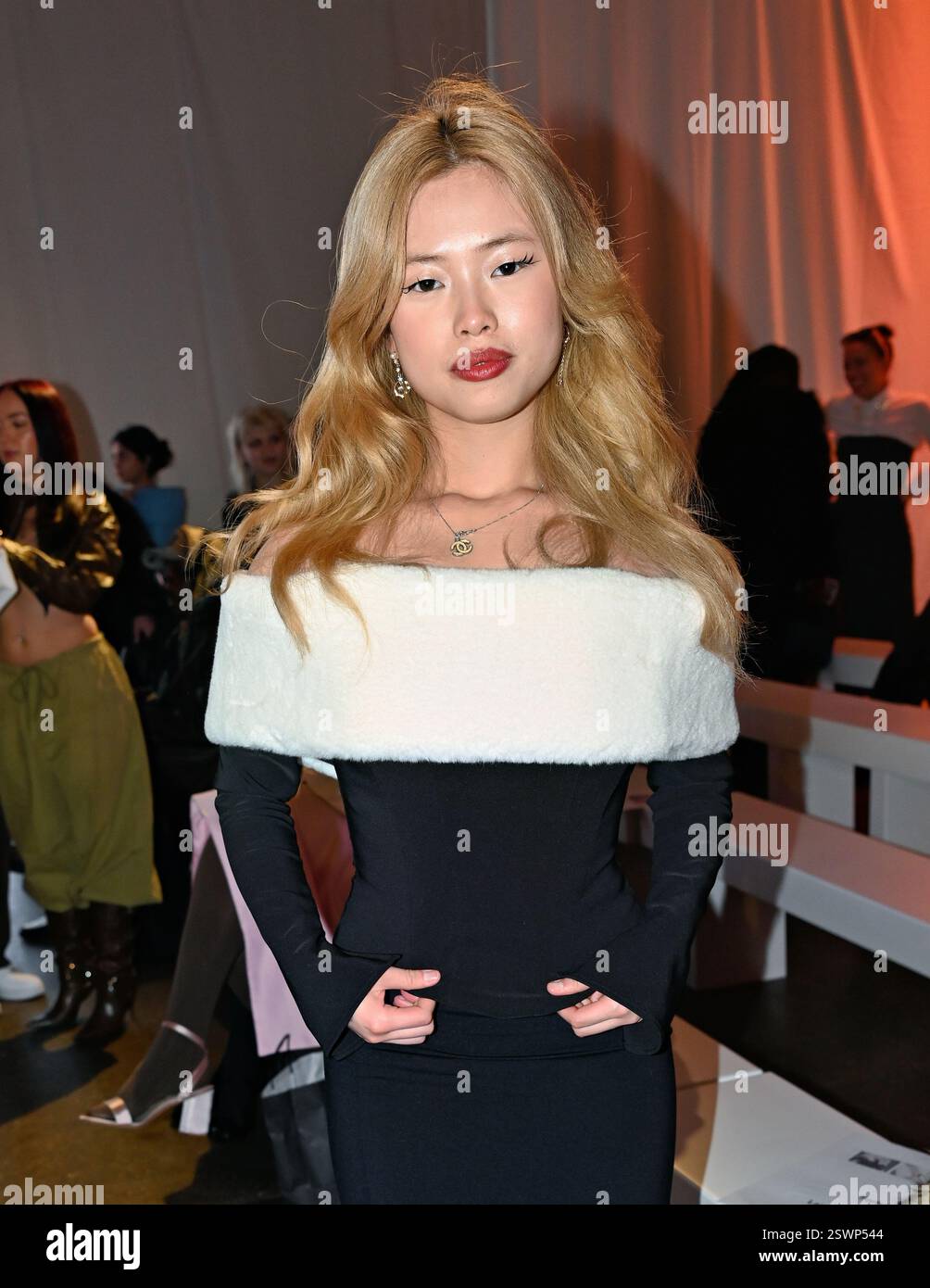 LONDON, GROSSBRITANNIEN. Februar 2025. Backstage bei Infdark Disigner aus Taiwan begann ab 2011 Showcases auf der Fashion Scout LFW 2025 - LFW AW25 in den Protein Studios in London, England. (Foto von 李世惠/siehe Li/Picture Capital) Credit: Siehe Li/Picture Capital/Alamy Live News Stockfoto