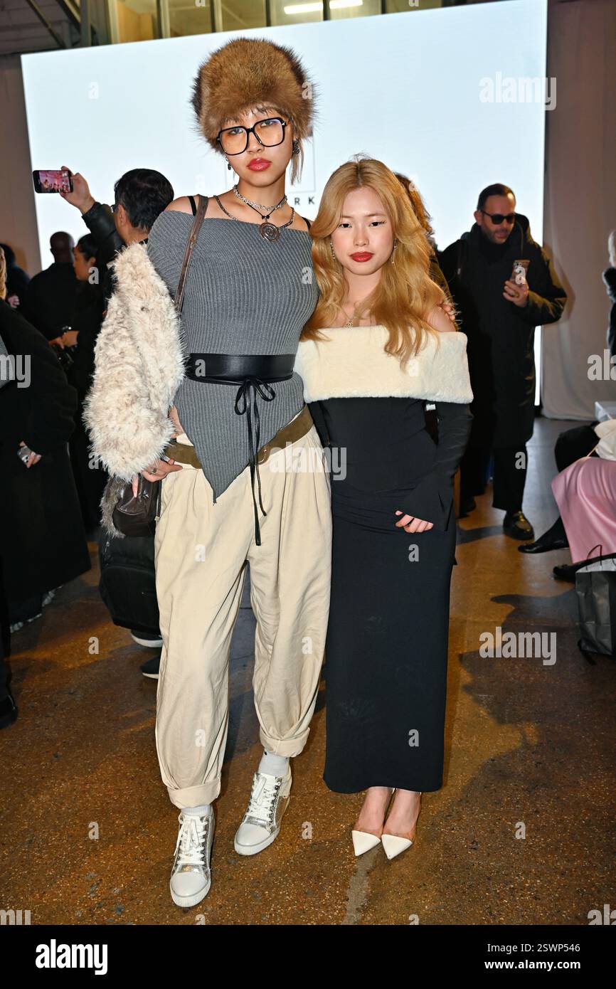 LONDON, GROSSBRITANNIEN. Februar 2025. Backstage bei Infdark Disigner aus Taiwan begann ab 2011 Showcases auf der Fashion Scout LFW 2025 - LFW AW25 in den Protein Studios in London, England. (Foto von 李世惠/siehe Li/Picture Capital) Credit: Siehe Li/Picture Capital/Alamy Live News Stockfoto