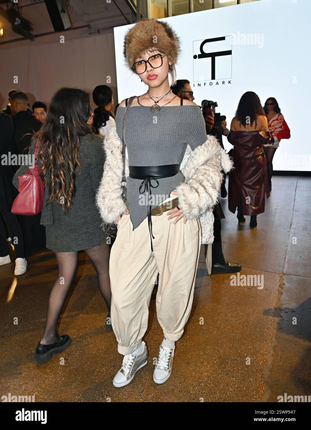 LONDON, GROSSBRITANNIEN. Februar 2025. Backstage bei Infdark Disigner aus Taiwan begann ab 2011 Showcases auf der Fashion Scout LFW 2025 - LFW AW25 in den Protein Studios in London, England. (Foto von 李世惠/siehe Li/Picture Capital) Credit: Siehe Li/Picture Capital/Alamy Live News Stockfoto