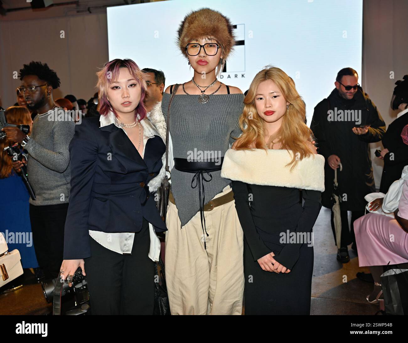 LONDON, GROSSBRITANNIEN. Februar 2025. Backstage bei Infdark Disigner aus Taiwan begann ab 2011 Showcases auf der Fashion Scout LFW 2025 - LFW AW25 in den Protein Studios in London, England. (Foto von 李世惠/siehe Li/Picture Capital) Credit: Siehe Li/Picture Capital/Alamy Live News Stockfoto