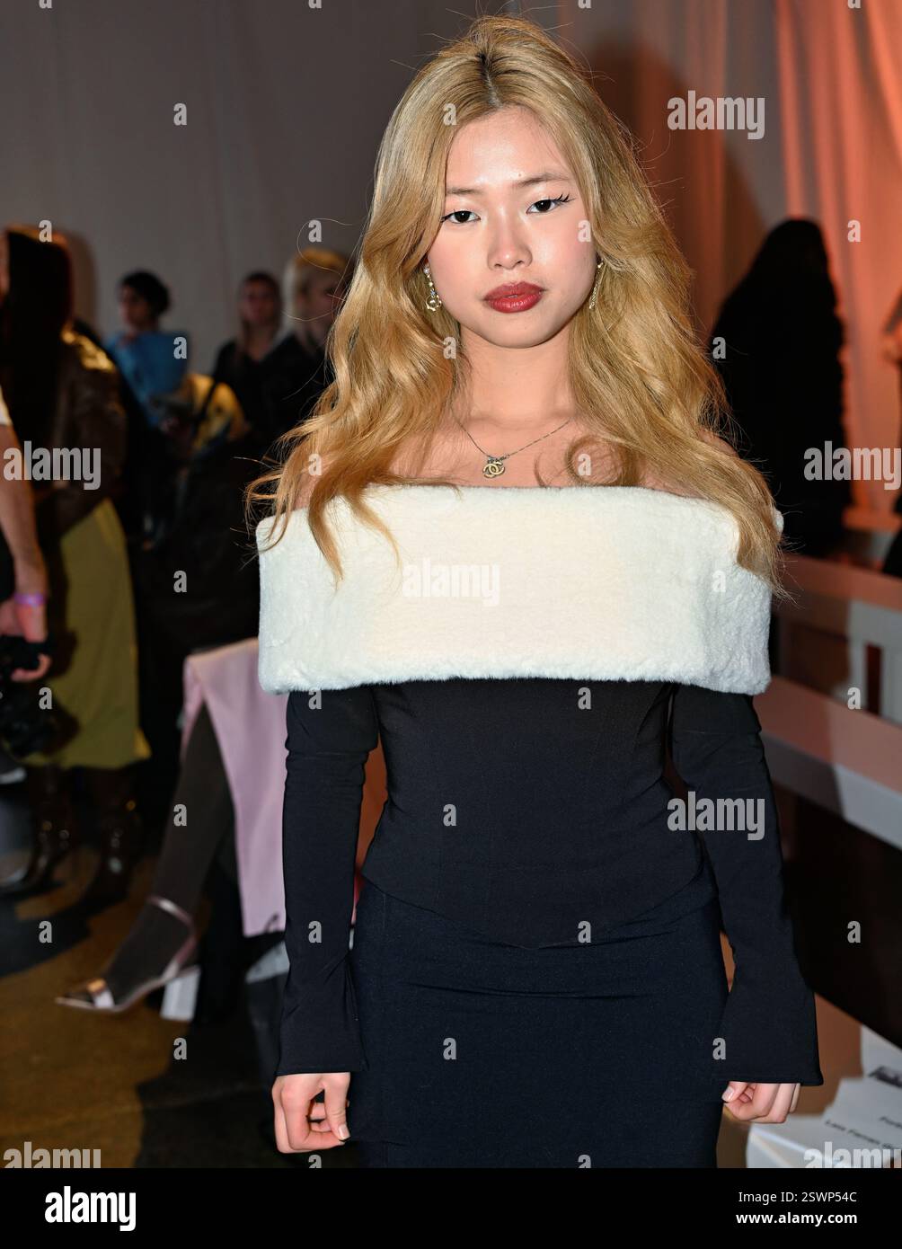 LONDON, GROSSBRITANNIEN. Februar 2025. Backstage bei Infdark Disigner aus Taiwan begann ab 2011 Showcases auf der Fashion Scout LFW 2025 - LFW AW25 in den Protein Studios in London, England. (Foto von 李世惠/siehe Li/Picture Capital) Credit: Siehe Li/Picture Capital/Alamy Live News Stockfoto