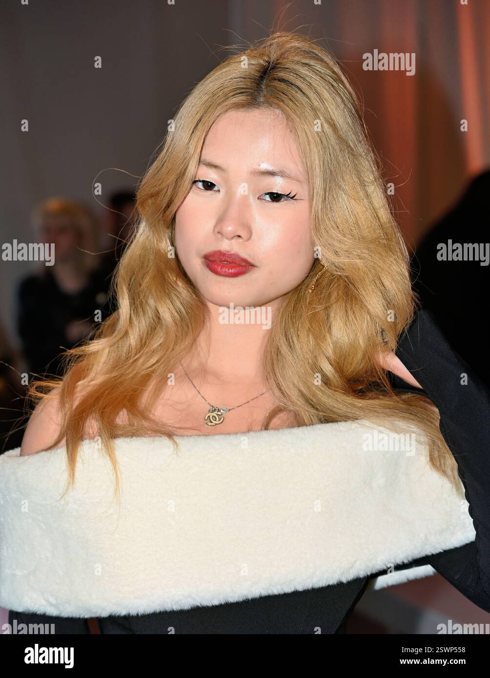 LONDON, GROSSBRITANNIEN. Februar 2025. Backstage bei Infdark Disigner aus Taiwan begann ab 2011 Showcases auf der Fashion Scout LFW 2025 - LFW AW25 in den Protein Studios in London, England. (Foto von 李世惠/siehe Li/Picture Capital) Credit: Siehe Li/Picture Capital/Alamy Live News Stockfoto