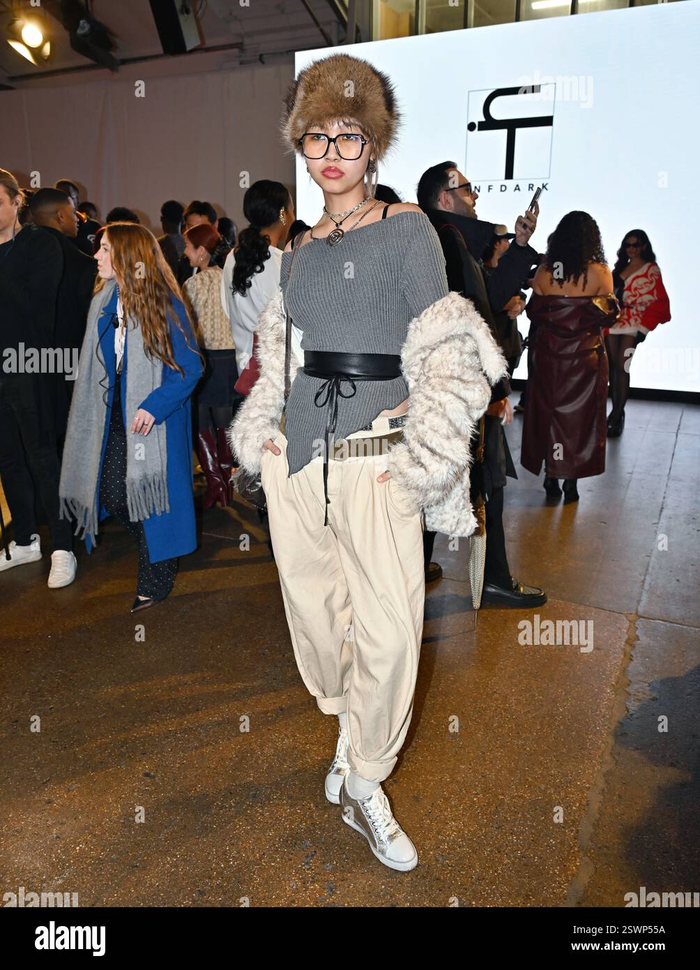 LONDON, GROSSBRITANNIEN. Februar 2025. Backstage bei Infdark Disigner aus Taiwan begann ab 2011 Showcases auf der Fashion Scout LFW 2025 - LFW AW25 in den Protein Studios in London, England. (Foto von 李世惠/siehe Li/Picture Capital) Credit: Siehe Li/Picture Capital/Alamy Live News Stockfoto