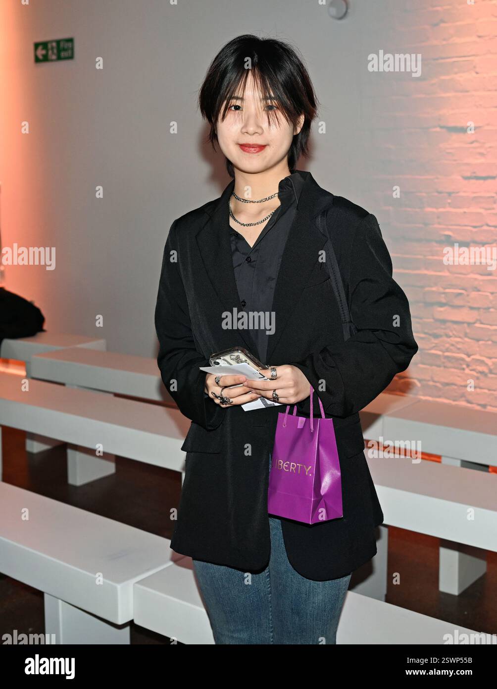 LONDON, GROSSBRITANNIEN. Februar 2025. Backstage bei Infdark Disigner aus Taiwan begann ab 2011 Showcases auf der Fashion Scout LFW 2025 - LFW AW25 in den Protein Studios in London, England. (Foto von 李世惠/siehe Li/Picture Capital) Credit: Siehe Li/Picture Capital/Alamy Live News Stockfoto