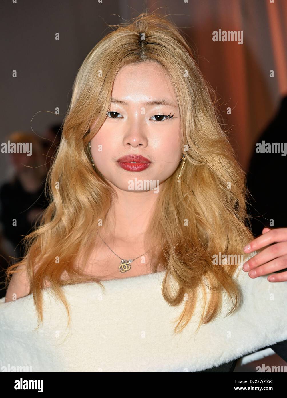 LONDON, GROSSBRITANNIEN. Februar 2025. Backstage bei Infdark Disigner aus Taiwan begann ab 2011 Showcases auf der Fashion Scout LFW 2025 - LFW AW25 in den Protein Studios in London, England. (Foto von 李世惠/siehe Li/Picture Capital) Credit: Siehe Li/Picture Capital/Alamy Live News Stockfoto