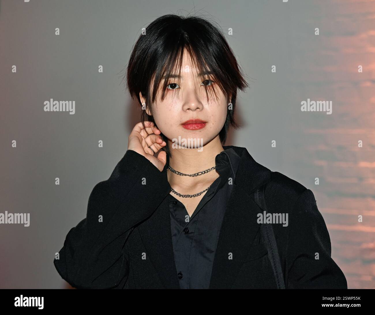 LONDON, GROSSBRITANNIEN. Februar 2025. Backstage bei Infdark Disigner aus Taiwan begann ab 2011 Showcases auf der Fashion Scout LFW 2025 - LFW AW25 in den Protein Studios in London, England. (Foto von 李世惠/siehe Li/Picture Capital) Credit: Siehe Li/Picture Capital/Alamy Live News Stockfoto