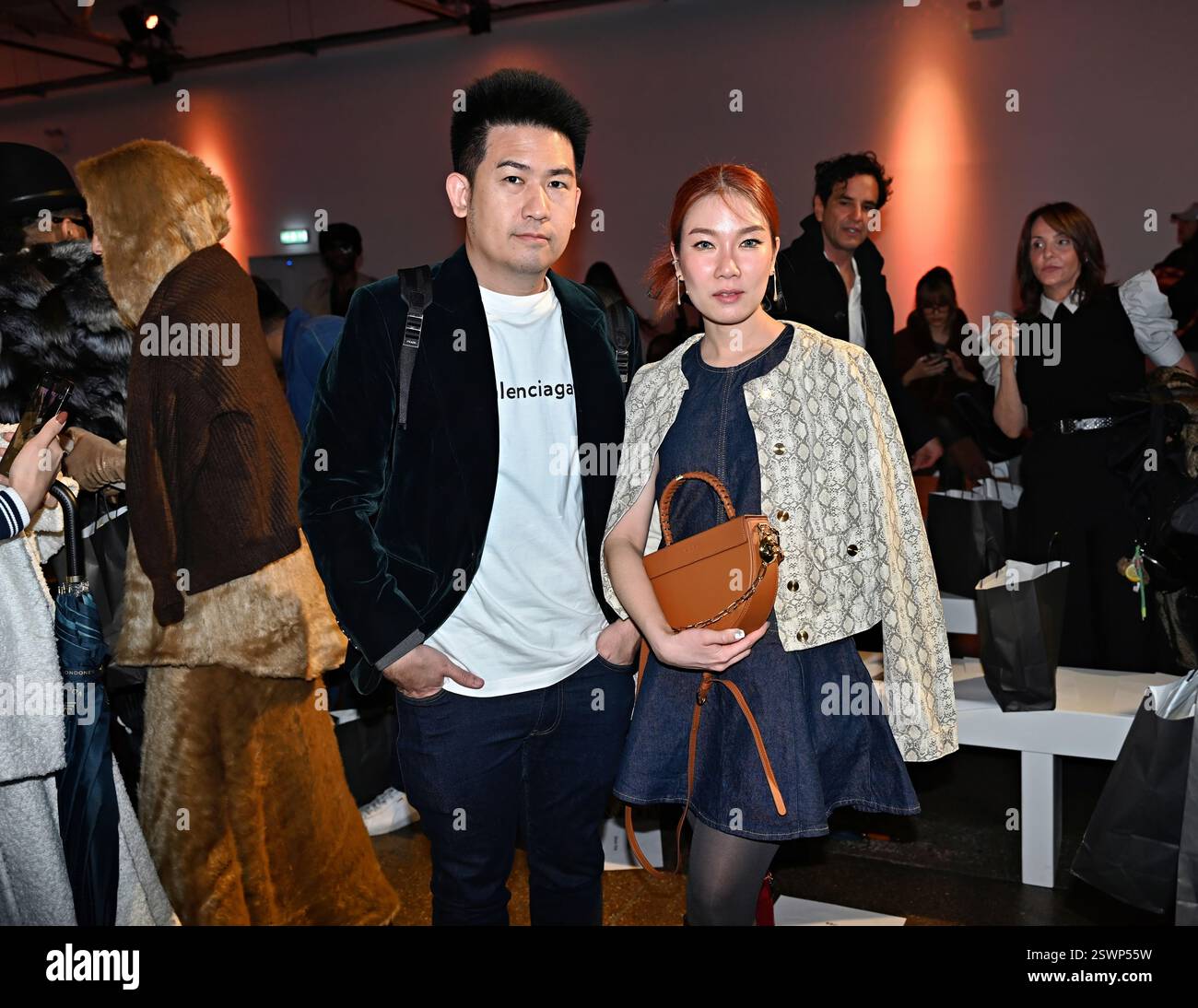 LONDON, GROSSBRITANNIEN. Februar 2025. Backstage bei Infdark Disigner aus Taiwan begann ab 2011 Showcases auf der Fashion Scout LFW 2025 - LFW AW25 in den Protein Studios in London, England. (Foto von 李世惠/siehe Li/Picture Capital) Credit: Siehe Li/Picture Capital/Alamy Live News Stockfoto