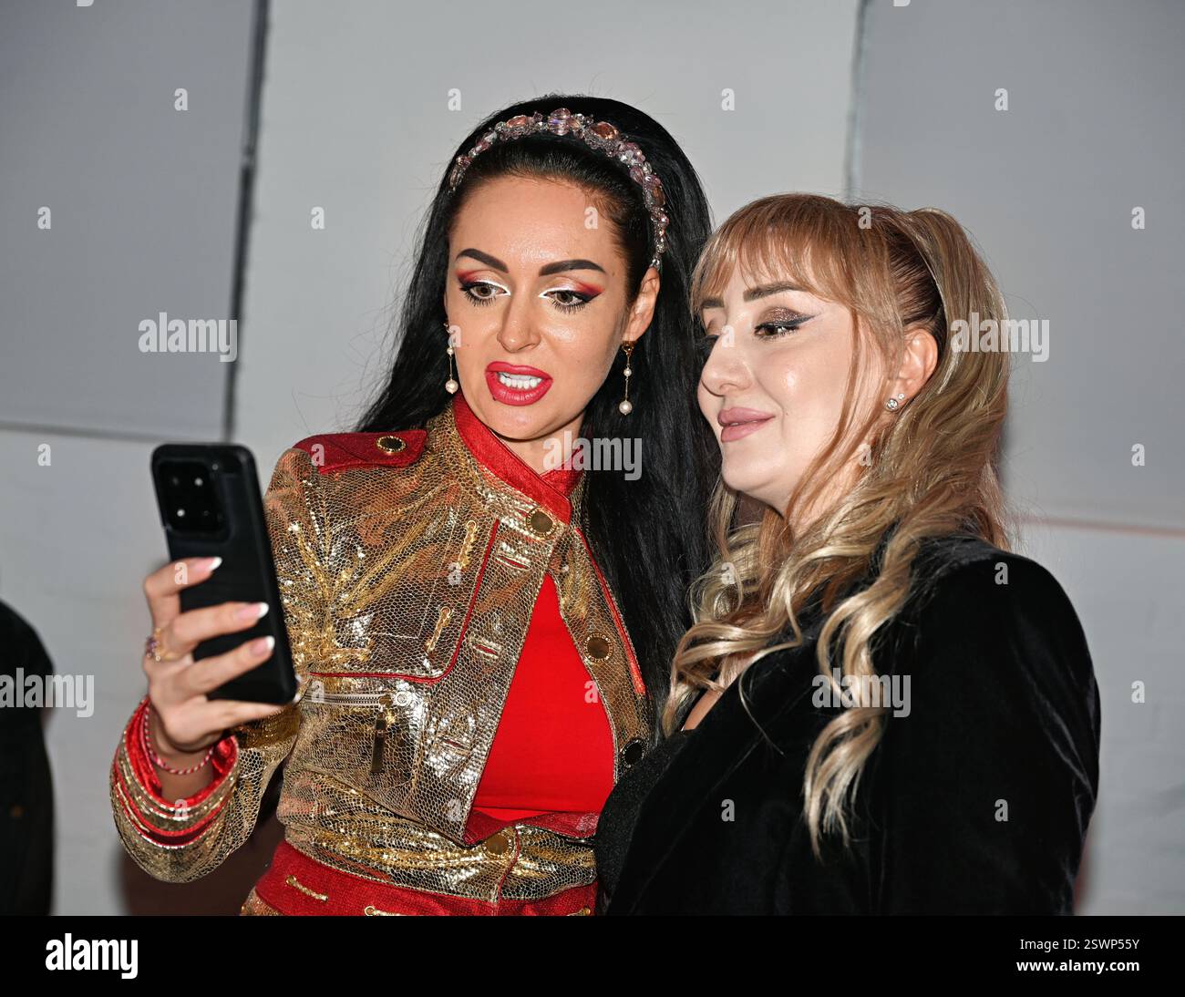 LONDON, GROSSBRITANNIEN. Februar 2025. Backstage bei Infdark Disigner aus Taiwan begann ab 2011 Showcases auf der Fashion Scout LFW 2025 - LFW AW25 in den Protein Studios in London, England. (Foto von 李世惠/siehe Li/Picture Capital) Credit: Siehe Li/Picture Capital/Alamy Live News Stockfoto