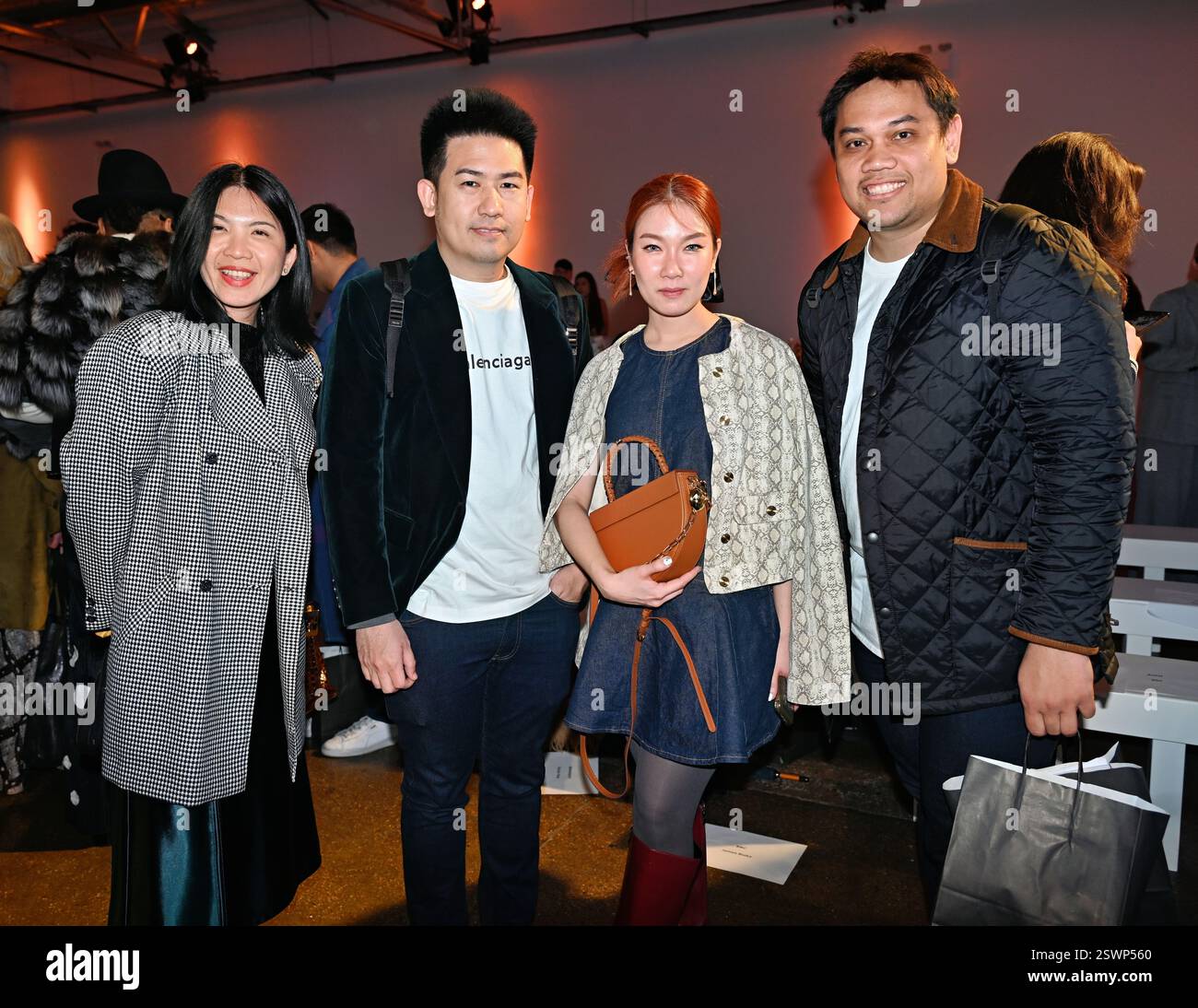 LONDON, GROSSBRITANNIEN. Februar 2025. Backstage bei Infdark Disigner aus Taiwan begann ab 2011 Showcases auf der Fashion Scout LFW 2025 - LFW AW25 in den Protein Studios in London, England. (Foto von 李世惠/siehe Li/Picture Capital) Credit: Siehe Li/Picture Capital/Alamy Live News Stockfoto