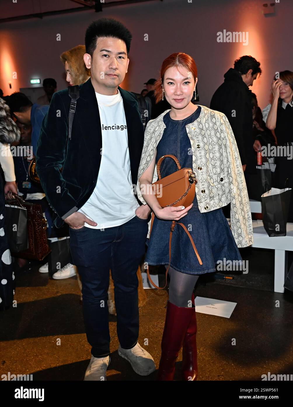 LONDON, GROSSBRITANNIEN. Februar 2025. Backstage bei Infdark Disigner aus Taiwan begann ab 2011 Showcases auf der Fashion Scout LFW 2025 - LFW AW25 in den Protein Studios in London, England. (Foto von 李世惠/siehe Li/Picture Capital) Credit: Siehe Li/Picture Capital/Alamy Live News Stockfoto