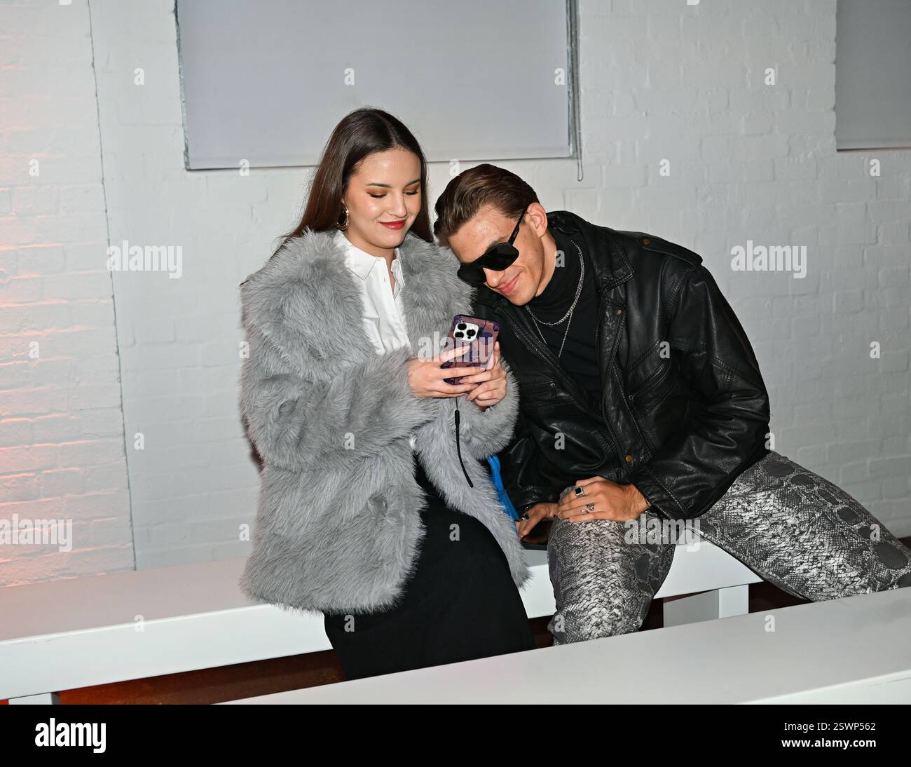 LONDON, GROSSBRITANNIEN. Februar 2025. Backstage bei Infdark Disigner aus Taiwan begann ab 2011 Showcases auf der Fashion Scout LFW 2025 - LFW AW25 in den Protein Studios in London, England. (Foto von 李世惠/siehe Li/Picture Capital) Credit: Siehe Li/Picture Capital/Alamy Live News Stockfoto