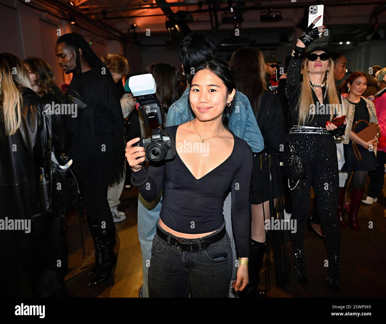 LONDON, GROSSBRITANNIEN. Februar 2025. Backstage bei Infdark Disigner aus Taiwan begann ab 2011 Showcases auf der Fashion Scout LFW 2025 - LFW AW25 in den Protein Studios in London, England. (Foto von 李世惠/siehe Li/Picture Capital) Credit: Siehe Li/Picture Capital/Alamy Live News Stockfoto