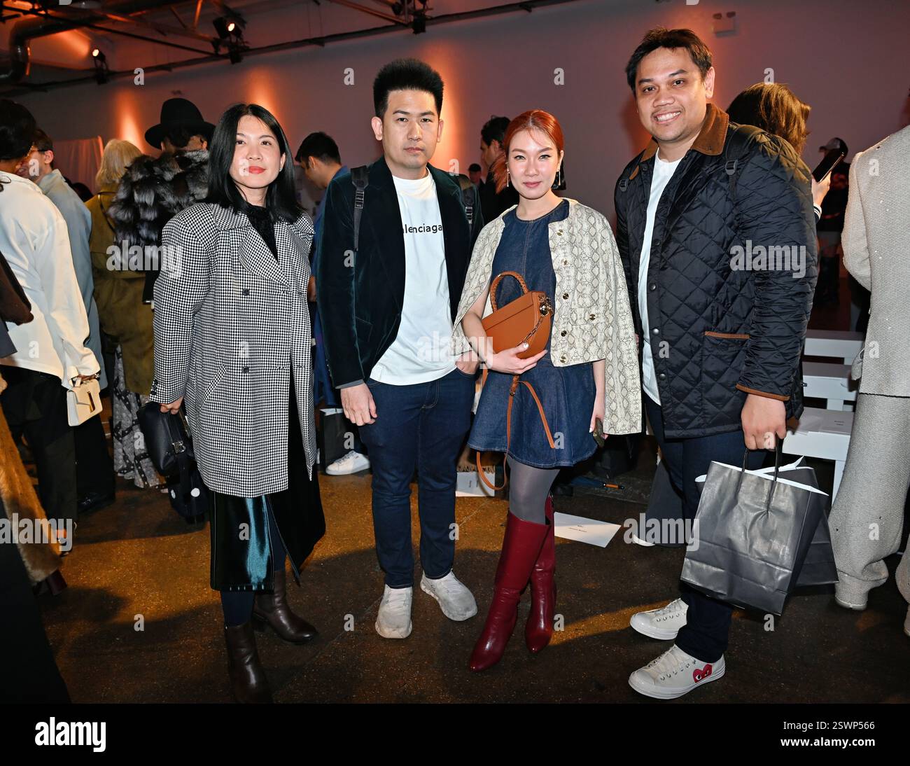 LONDON, GROSSBRITANNIEN. Februar 2025. Backstage bei Infdark Disigner aus Taiwan begann ab 2011 Showcases auf der Fashion Scout LFW 2025 - LFW AW25 in den Protein Studios in London, England. (Foto von 李世惠/siehe Li/Picture Capital) Credit: Siehe Li/Picture Capital/Alamy Live News Stockfoto