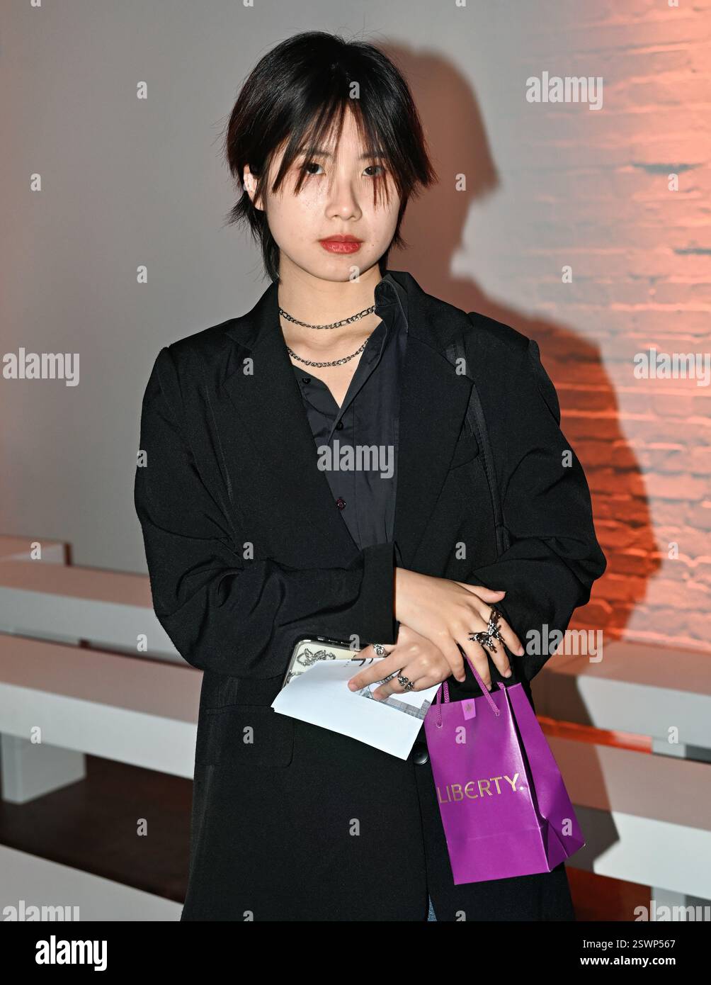 LONDON, GROSSBRITANNIEN. Februar 2025. Backstage bei Infdark Disigner aus Taiwan begann ab 2011 Showcases auf der Fashion Scout LFW 2025 - LFW AW25 in den Protein Studios in London, England. (Foto von 李世惠/siehe Li/Picture Capital) Credit: Siehe Li/Picture Capital/Alamy Live News Stockfoto