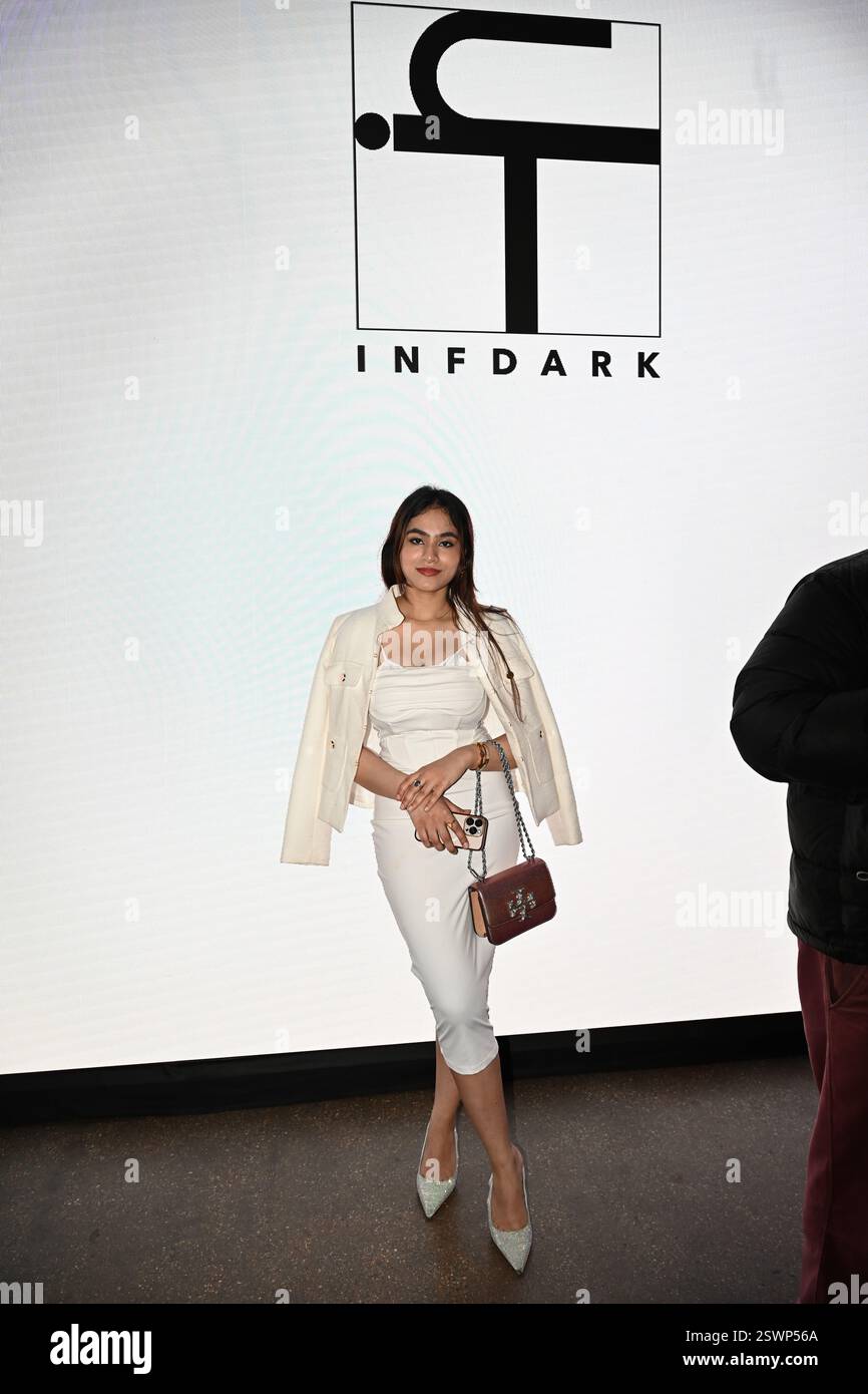 LONDON, GROSSBRITANNIEN. Februar 2025. Backstage bei Infdark Disigner aus Taiwan begann ab 2011 Showcases auf der Fashion Scout LFW 2025 - LFW AW25 in den Protein Studios in London, England. (Foto von 李世惠/siehe Li/Picture Capital) Credit: Siehe Li/Picture Capital/Alamy Live News Stockfoto