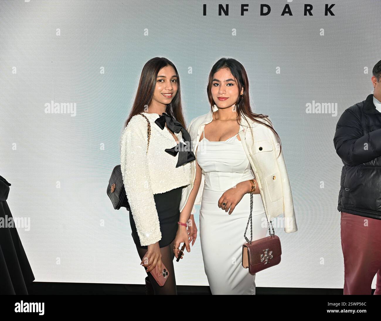 LONDON, GROSSBRITANNIEN. Februar 2025. Backstage bei Infdark Disigner aus Taiwan begann ab 2011 Showcases auf der Fashion Scout LFW 2025 - LFW AW25 in den Protein Studios in London, England. (Foto von 李世惠/siehe Li/Picture Capital) Credit: Siehe Li/Picture Capital/Alamy Live News Stockfoto